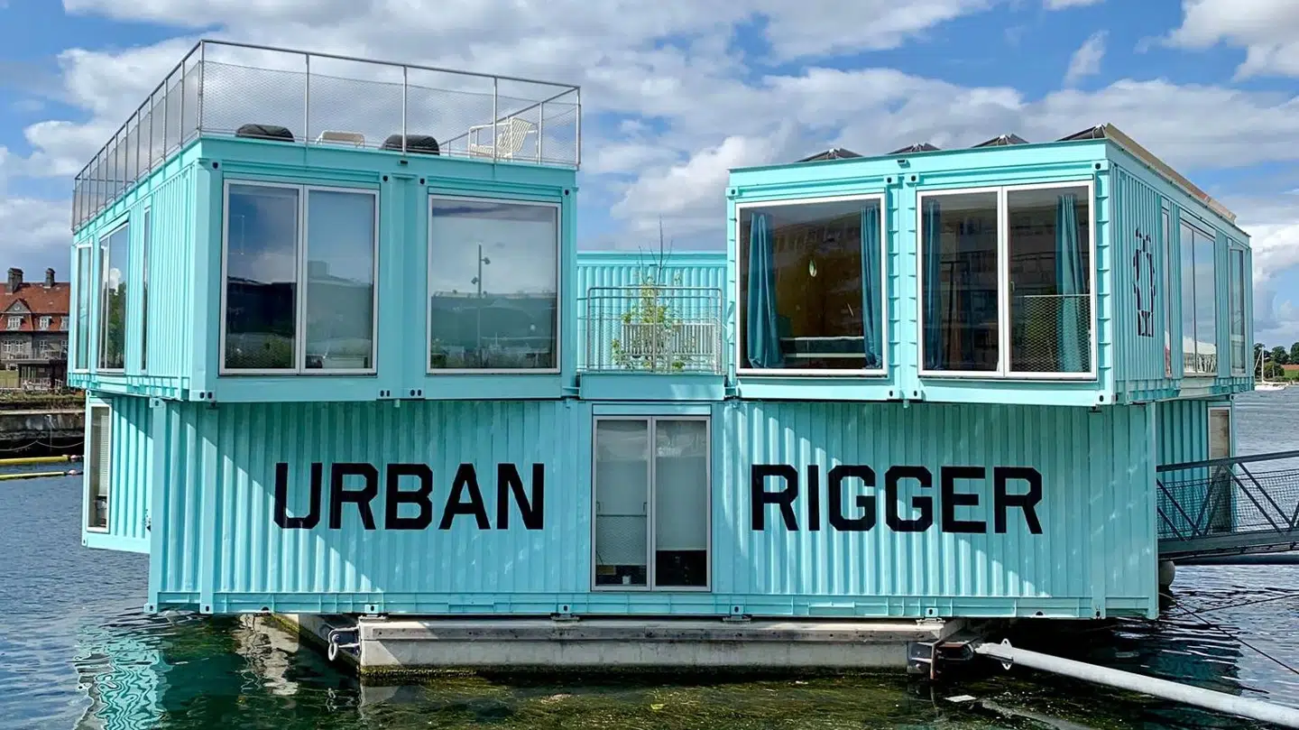 På Refshaleøen i København er der blevet opført fyldende studieboliger. De såkaldte Urban Riggers, som er designet af den kendte arkitekt Bjarne Ingels. De etværelseslejligheder koster 3.000 kroner i leje om måneden og må kun bebos af studerende. Man skal dog have en solid opsparing med i bagagen eller forældrehjælp for at kunne få fingre i en af de smukke studieboliger. De koster nemlig mellem 950.000 og 1.250.000 kroner.Foto: Sine Bach