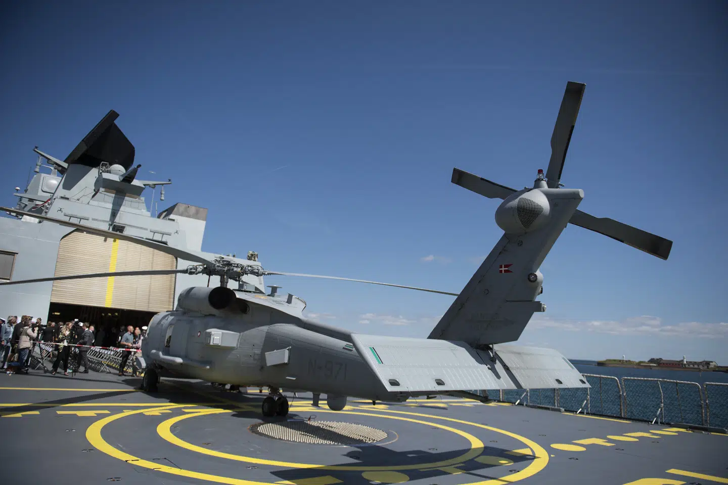 Søværnets ni danske Seahawk-helikoptere kan se frem til at få påmonteret højteknologisk sonarudstyr til at jage ubåde med. Det står klart, efter at det amerikanske forsvarsministerium har godkendt en handel med Danmark til 1,3 milliarder kroner. Liselotte Sabroe/Ritzau Scanpix