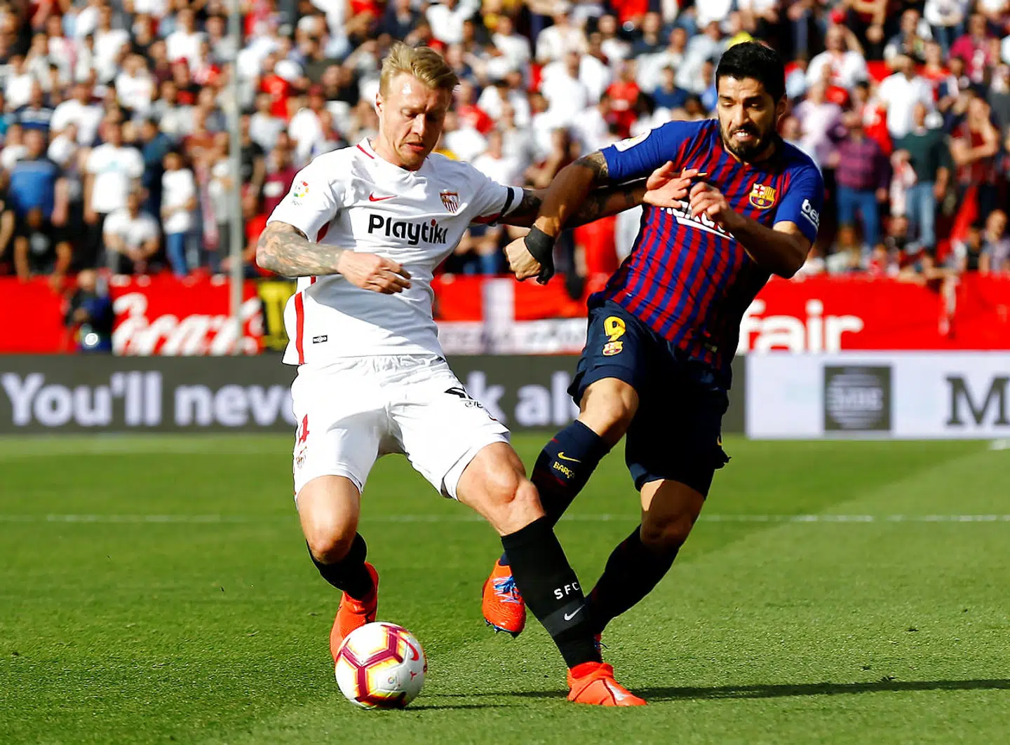 Simon Kjær i aktion mod FC Barcelona.