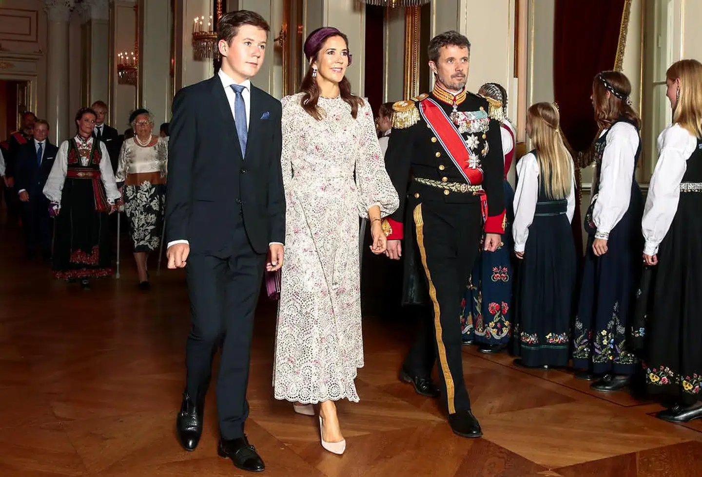 Prins Christian, kronprinsesse Mary og Kronprins Frederik ses her, da de ankommer til festfrokost på slottet i forbindelse med prinsesse Ingrid Alexandras konfirmation.