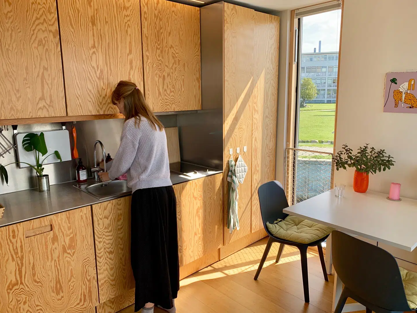 Silkes 21 kvadratmeter indeholder et lille køkken, seng, sofa, spisebord og badeværelse.