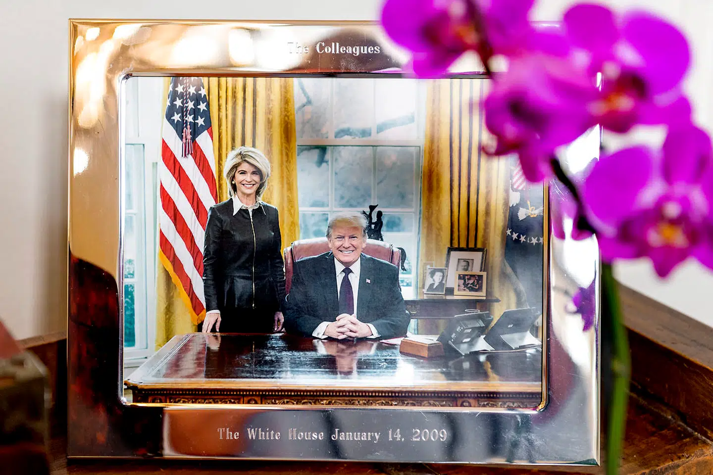 Rundt om i embedsboligen står fotografier af Carla Sands sammen med Trump eller vicepræsident Mike Pence.