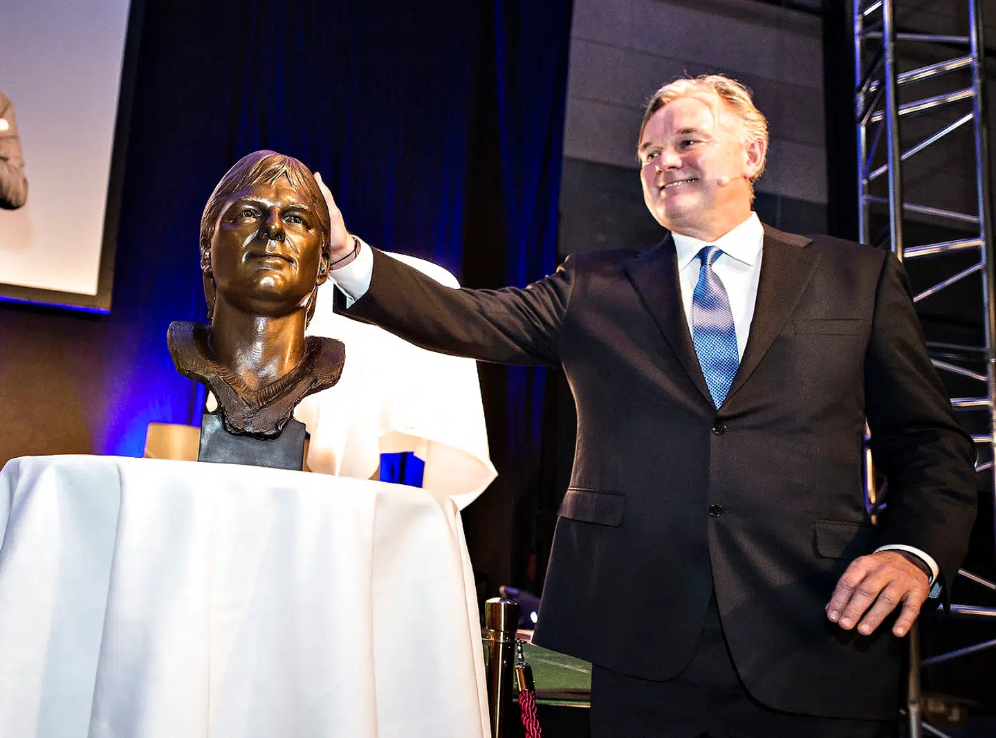 Morten Andersen med sin buste fra Pro Football Hall of Fame.