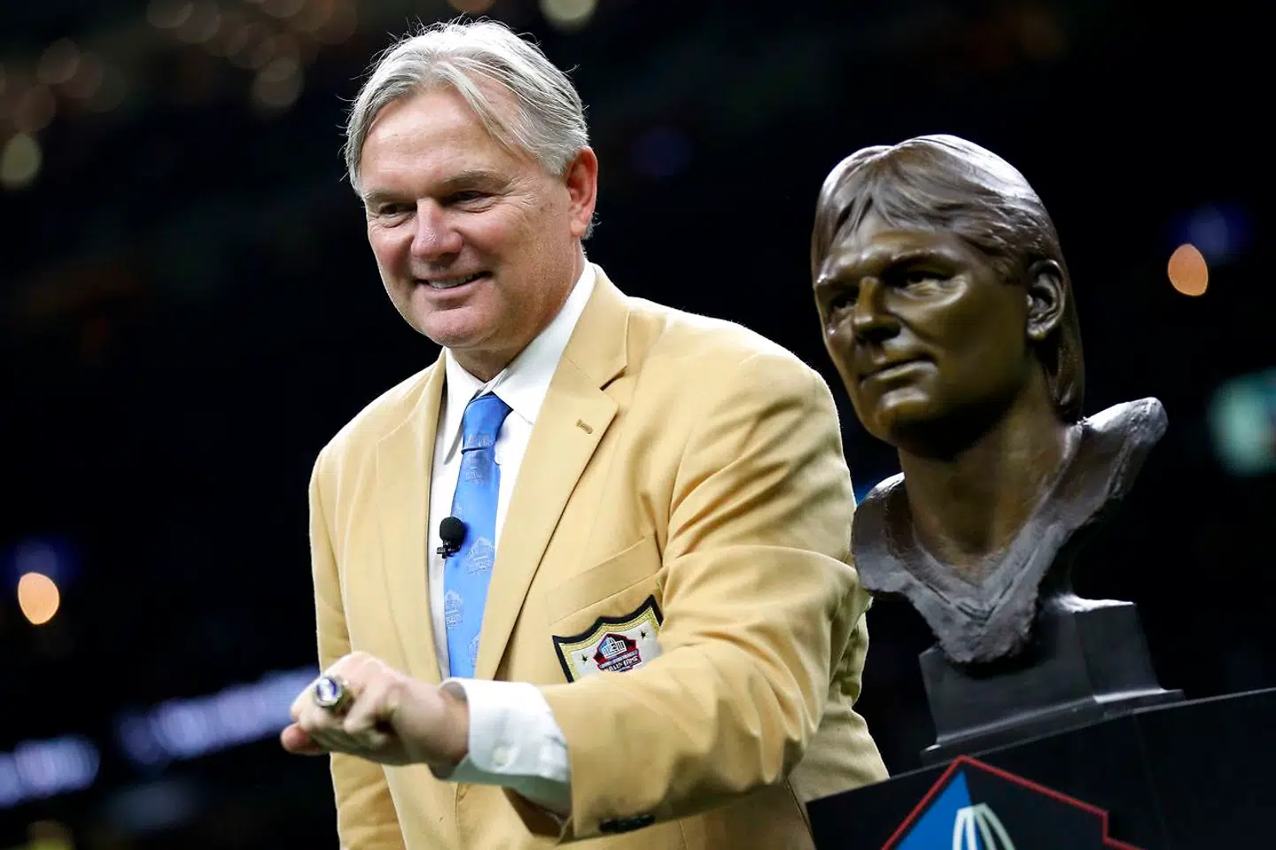 Morten Andersen med sin guldjakke, buste og Hall of Fame-ring i New Orleans, som han spillede længst tid for i sin karriere.