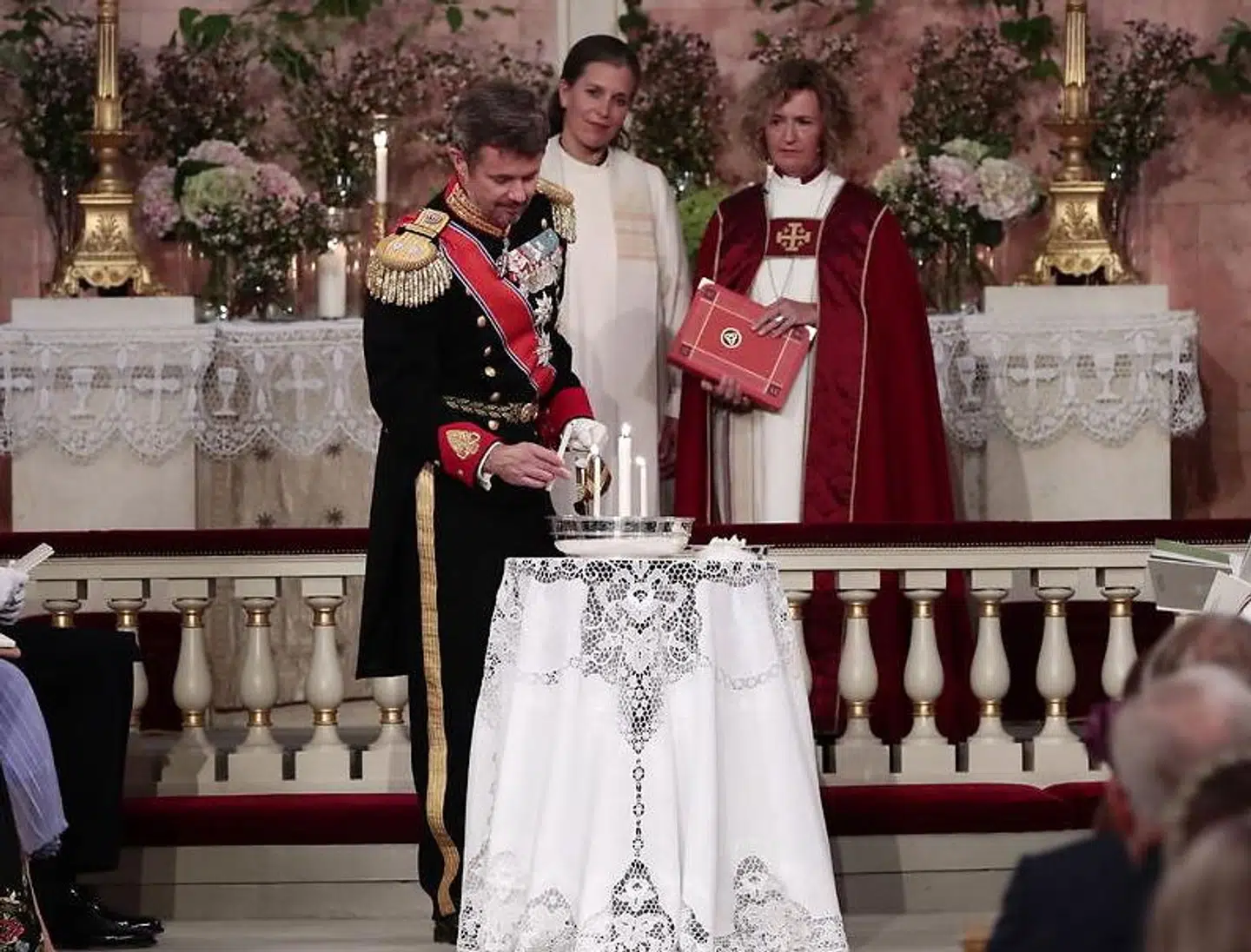 Kronprinsen sad ikke sammen med Mary og Christian ved konfirmationen, da han skulle være fadder. Her tænder han et lys som fadder.