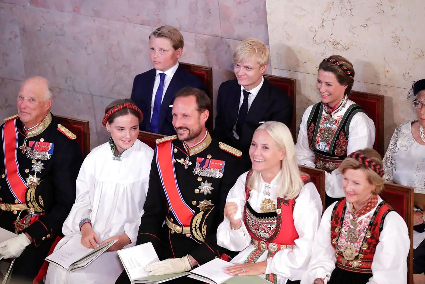 Her ses konfirmanden i kirken med sin familie.