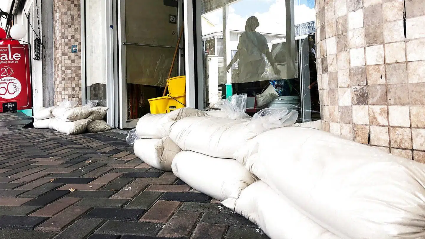 Flere steder bliver der også lagt sandsække.