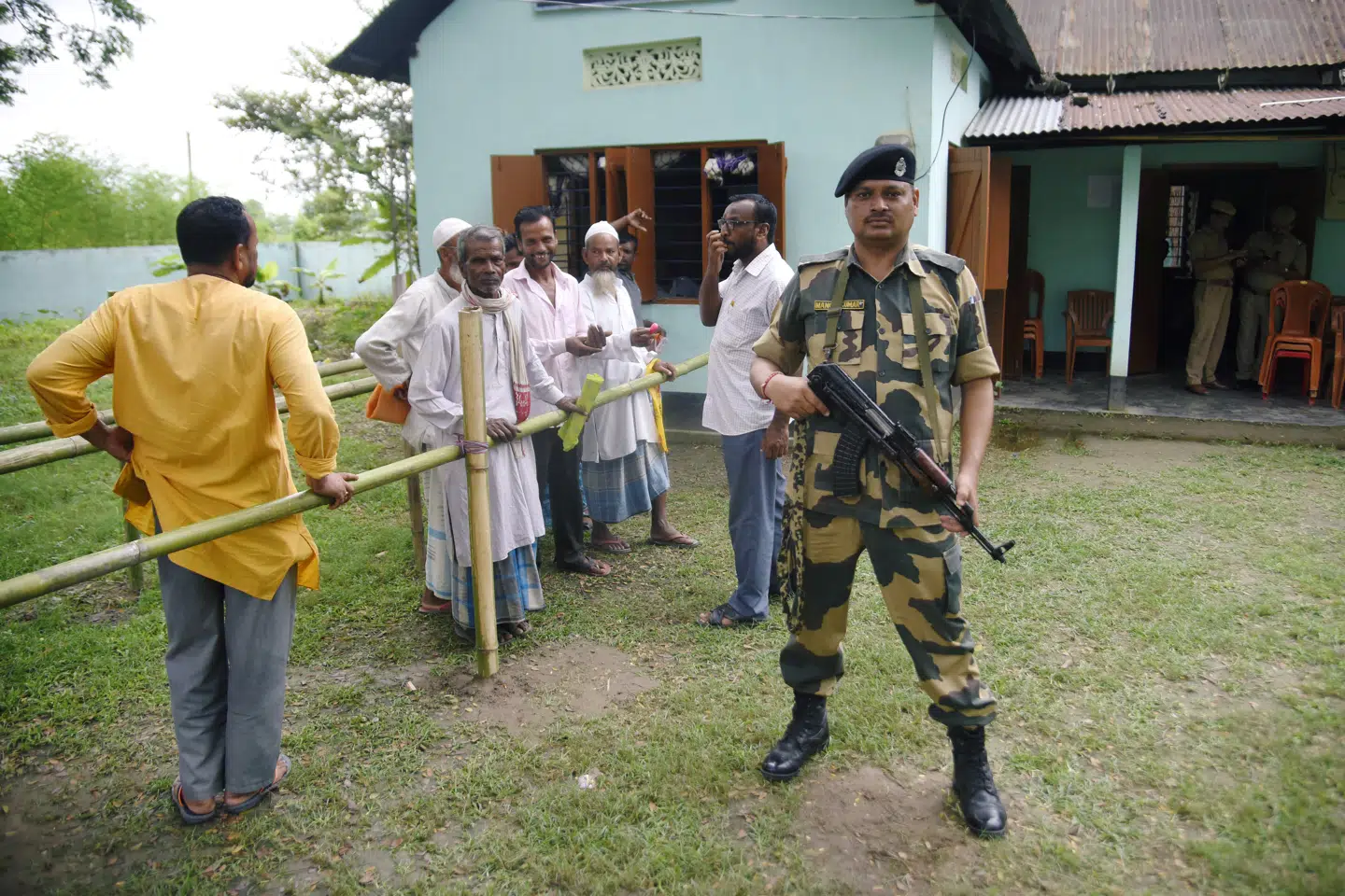 Folk står i kø for at se om de er blevet frataget deres statsborgerskab i den nordøstlige delstat Assam, hvor myndighederne har fjernet mange muslimer fra nye statsborgerlister. Anuwar Hazarika/Reuters