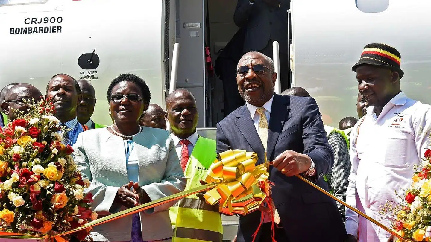 Ugandas premierminister, Ruhakana Rugunda, her ledsaget af Ugandas transport- og beskæftigelsesminister, Monica Azuba Ntege, under den officielle genåbning af Uganda Airlines.