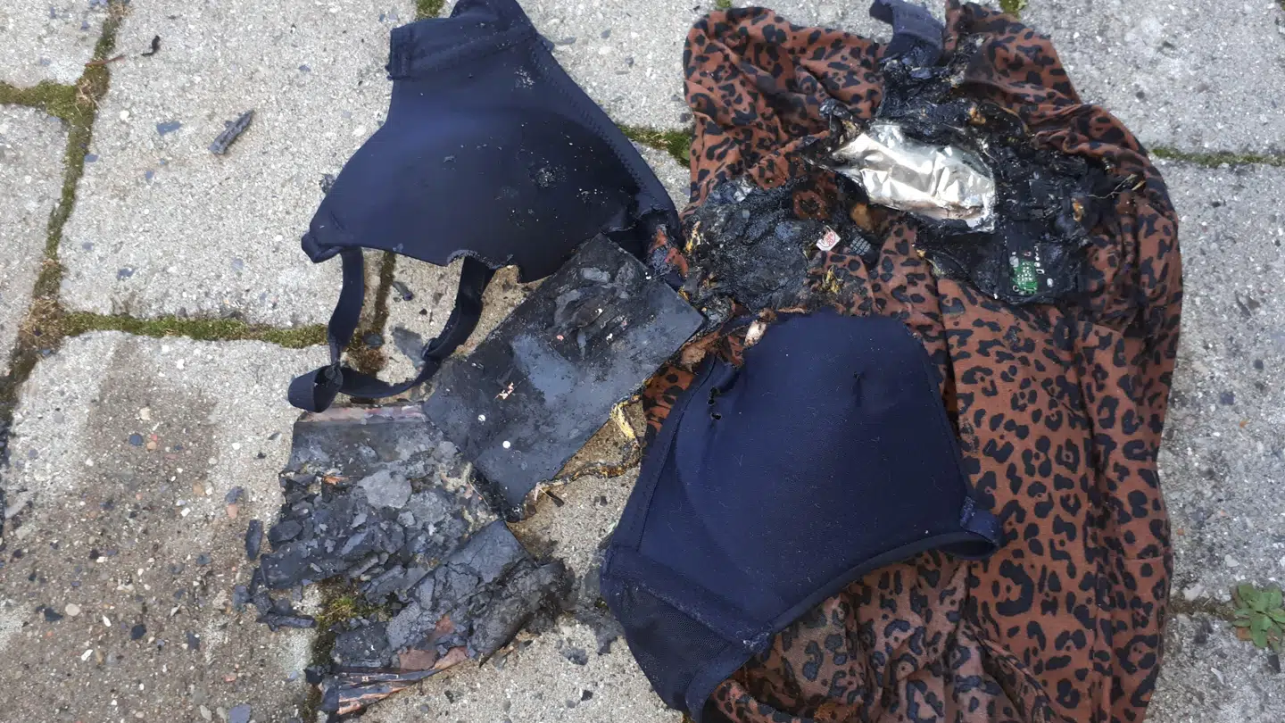 Det her er bunken af tøj, som Ellens far fik smidt ud fra hendes værelse midt om natten, efter der gik ild i tøjet på grund af powerbanken. Privatfoto: Jonna Dalegaard