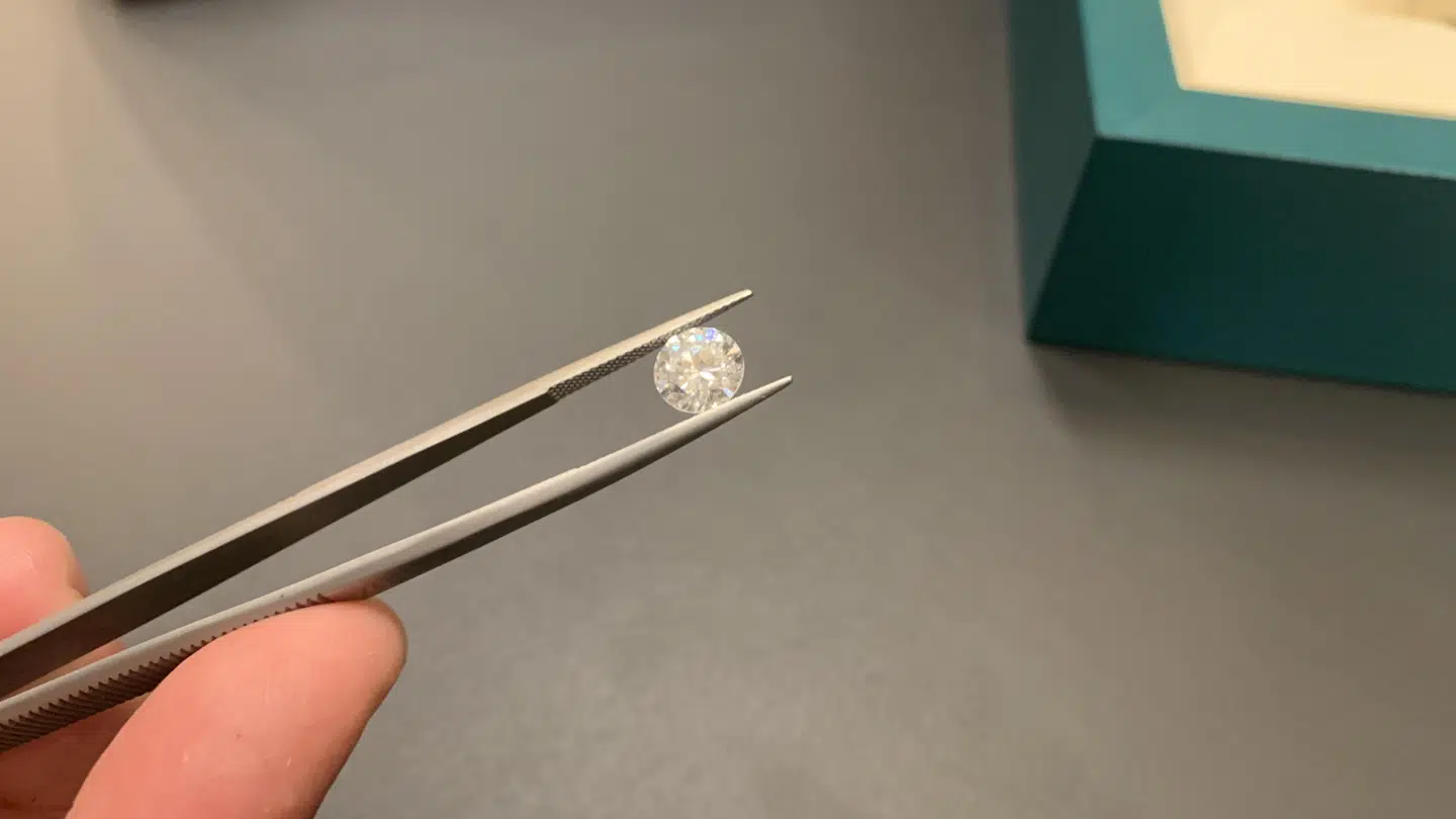 En diamant som denne er vurderet til en nypris på 400.000 danske kroner.