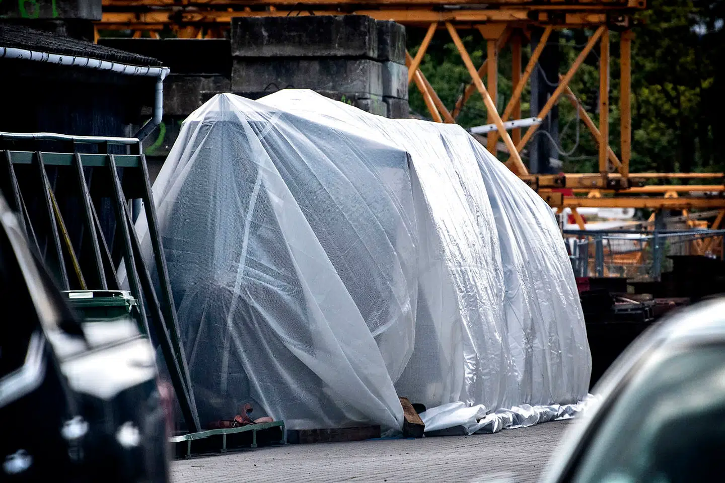 Under den hvide pressenning i Avedøre ligger muligvis en rekonstruktion af Peter Madsens u-båd til brug for en spillefilm.