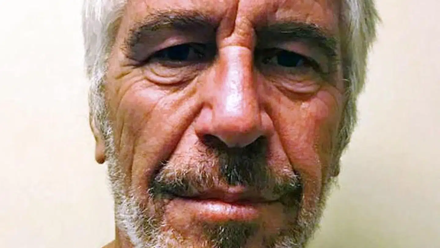 Jeffrey Epstein blev fundet død i sin celle 10. august. Nu forsøger hans advokater at så tvivl om dødsårsagen. (Arkivfoto)