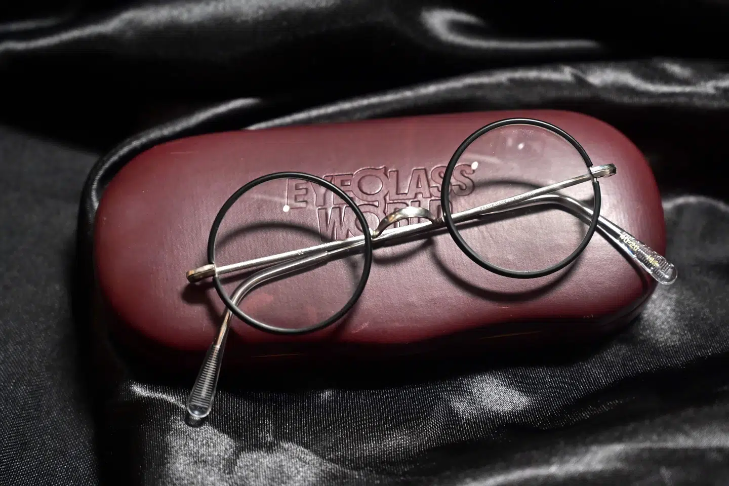 Daniel Radcliffe har signeret disse briller, som han har båret i rollen som Harry Potter. Frederic J. Brown/Ritzau Scanpix