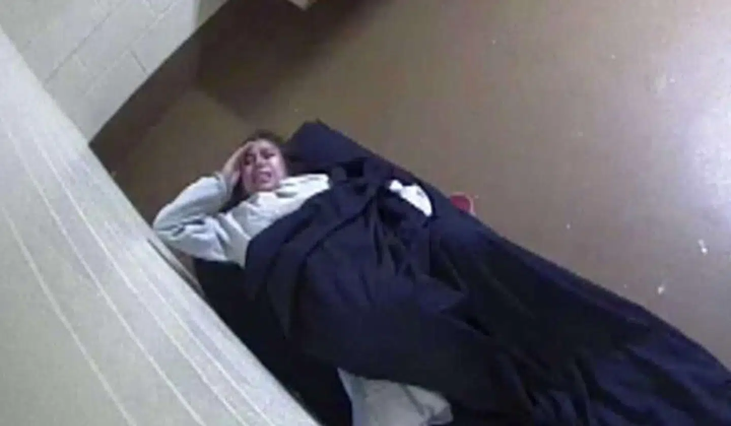 Diana Sanchez var tydeligvis i store smerter, da hun lagde sig ned på briksen.