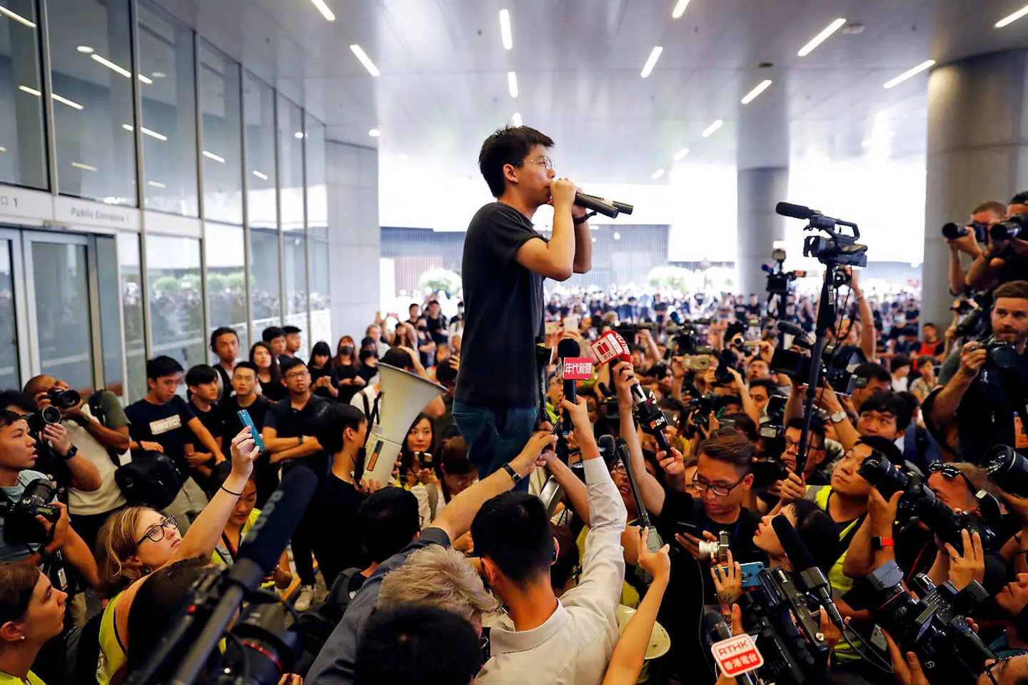 Joshua Wong taler under en demonstration.