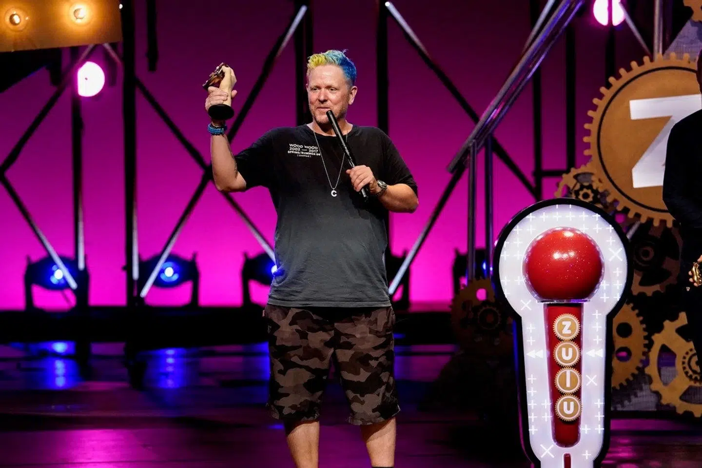 Anders Matthesen havde til Zulu Comedy Galla 2019 fået farvet sit hår regnbuetfarvet på opfordring fra sine følgere på Facebook. Per Arnesen/Free