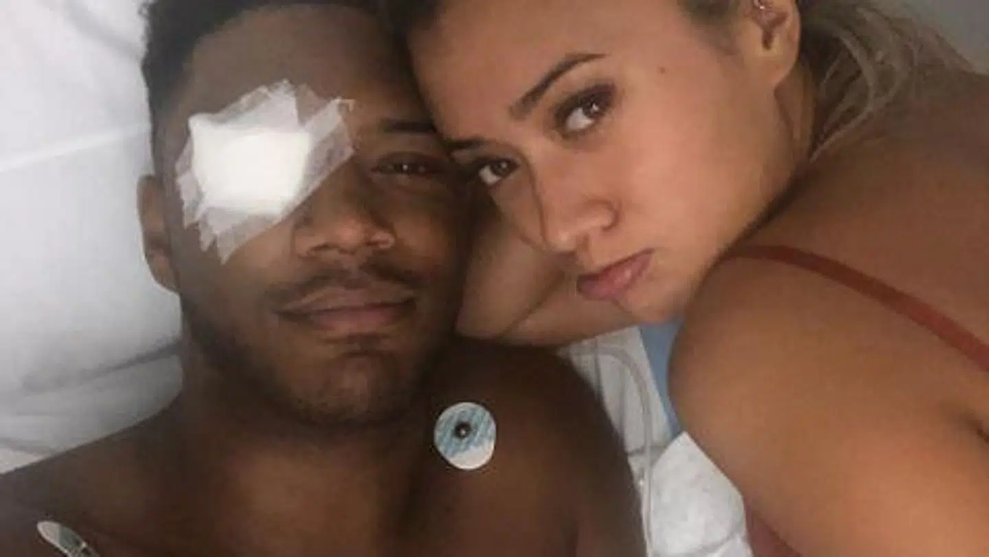 Her ses Theo Campbell med forbinding for sit ene øje.