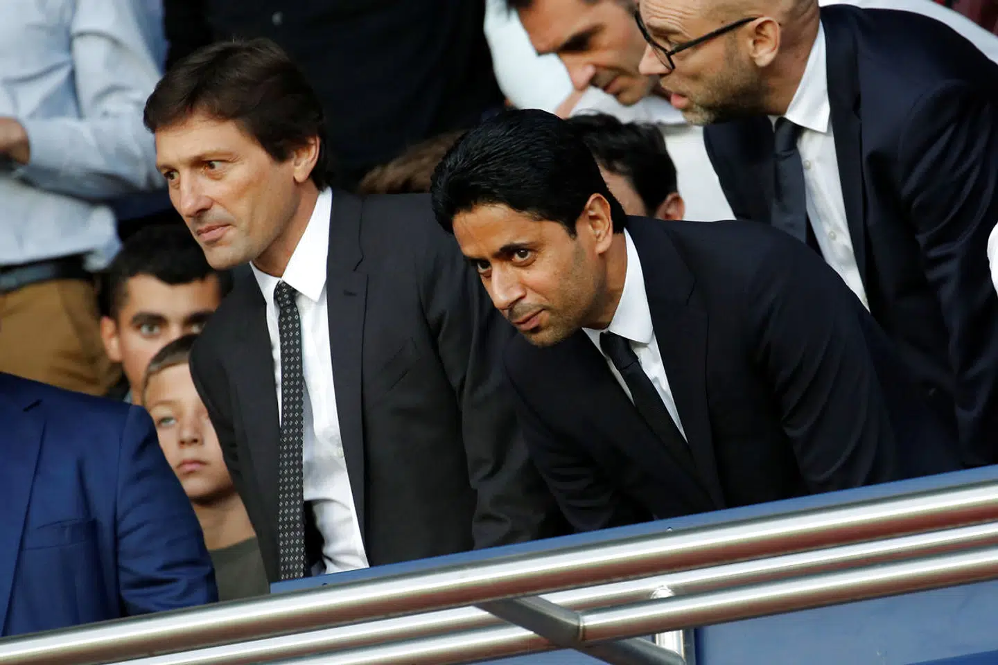 Sportsdirektør Leonardo og præsident Nasser Al-Khelaifi er hårde i forhandlingerne med FC Barcelona.