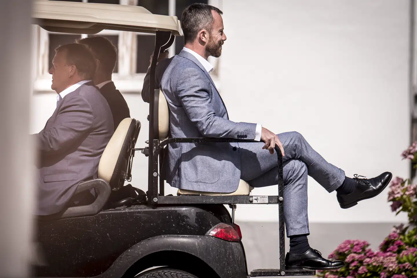 Jakob Ellemann (med ryggen mod kørselsretningen), Lars Løkke Rasmussen og Kristian Jensen ankommer til Venstres pressemøde i forbindelse med Venstres sommergruppemøde på Kragerup Gods ved Ruds Vedby. Uroen og oprøret koger stadig i Venstres bagland og flere af de kritiske stemmer peger på Ellemann-Jensen som ny formand. (Arkivfoto) Mads Claus Rasmussen/Ritzau Scanpix