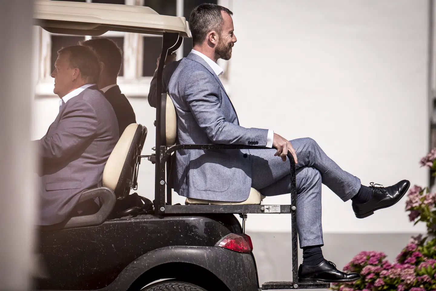 Jakob Ellemann (med ryggen mod kørselsretningen), Lars Løkke Rasmussen og Kristian Jensen ankommer til Venstres pressemøde i forbindelse med Venstres sommergruppemøde på Kragerup Gods ved Ruds Vedby. Uroen og oprøret koger stadig i Venstres bagland og flere af de kritiske stemmer peger på Ellemann-Jensen som ny formand. (Arkivfoto) Mads Claus Rasmussen/Ritzau Scanpix