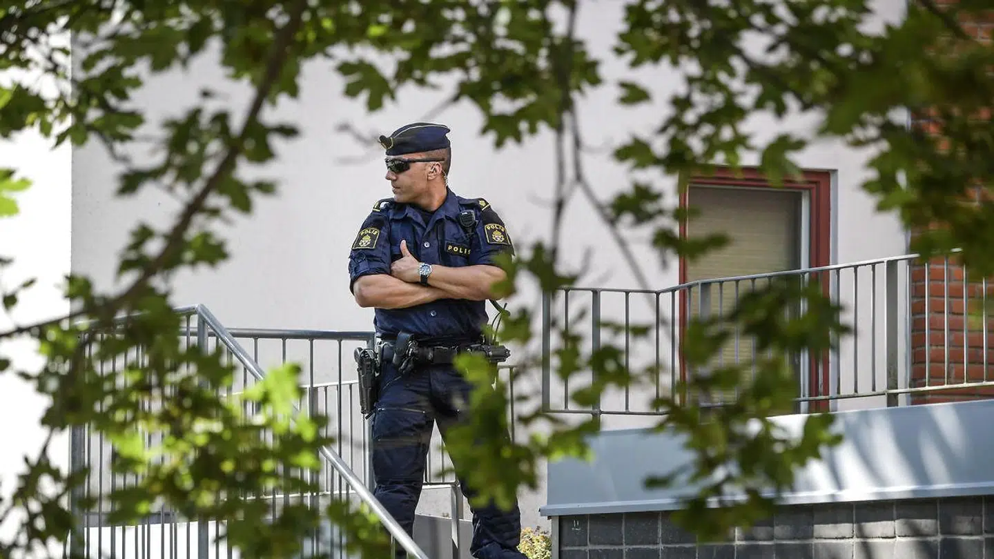 Det svenske politi mener, der er en forbindelse mellem de bevæbnede mænd i Stockholm og skyderiet i Vällingby.