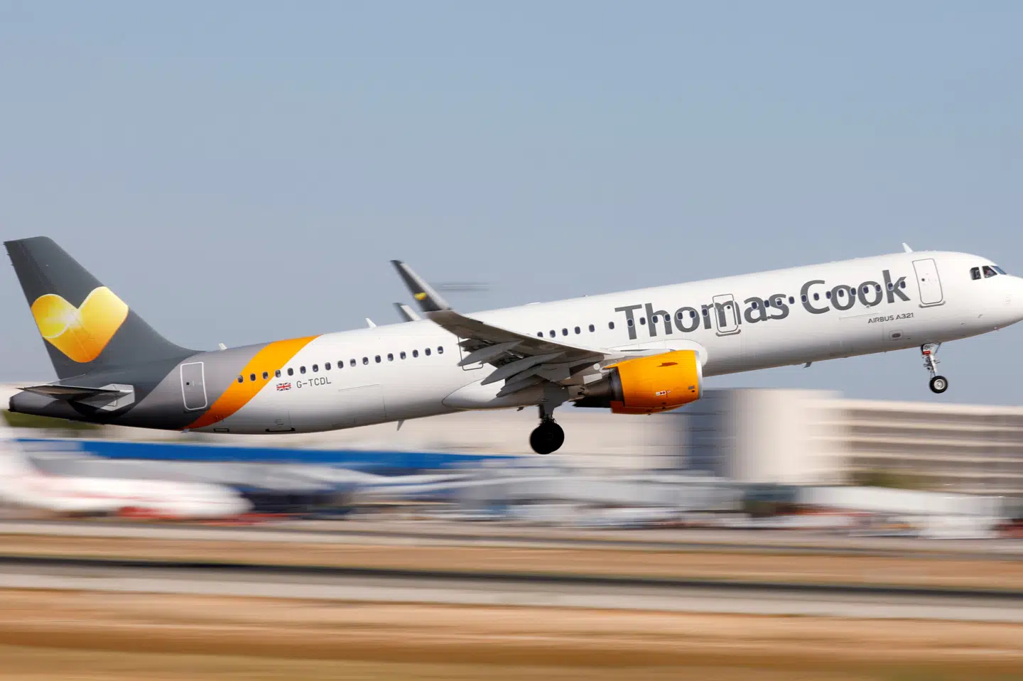 Rejsekoncernen Thomas Cook er tilsyneladende ude af uvejret i første omgang, efter at den kinesiske storaktionær Fosun har sagt ja til at skyde en halv milliard dollar ind i koncernen. (Arkivfoto) Paul Hanna/Reuters