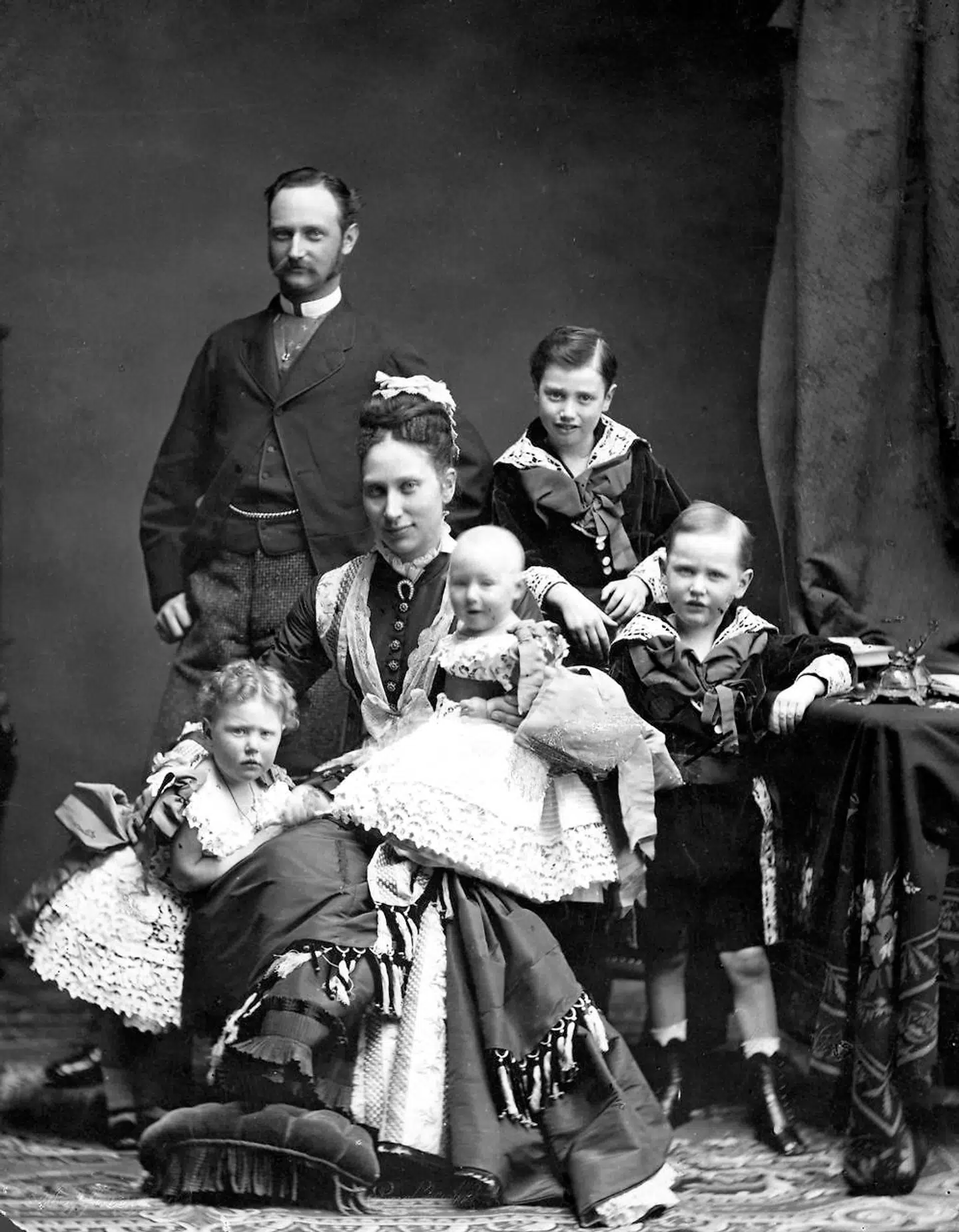Frederik VIII fik otte børn. Her ses han som kronprins med sin kone, prinsesse Louise, med børnene prins Christian, prins Carl, prinsesse Louise og prins Harald på skødet.