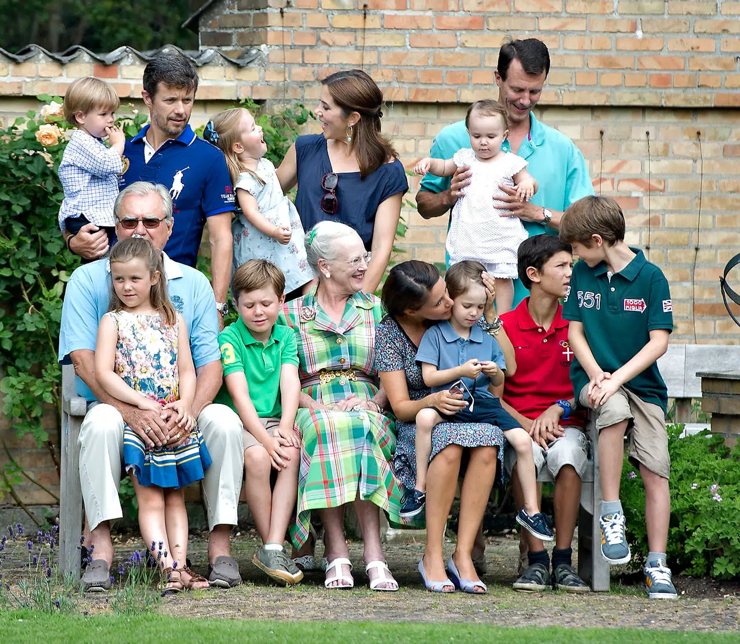 Det er ikke kun i Danmark, at man har en udfordring med den voksende rotale familie. I England har man endnu flere 'perifere' prinser og prinsesser, da dronning Elizabeth fik fire børn, hvilket har ført til en stor familie, men der er problemet lidt mindre: »I England har man en større overklasse, og dermed er der flere, som de kongelige kan pleje relationer til,« forklarer Sebastian Olden-Jørgensen.