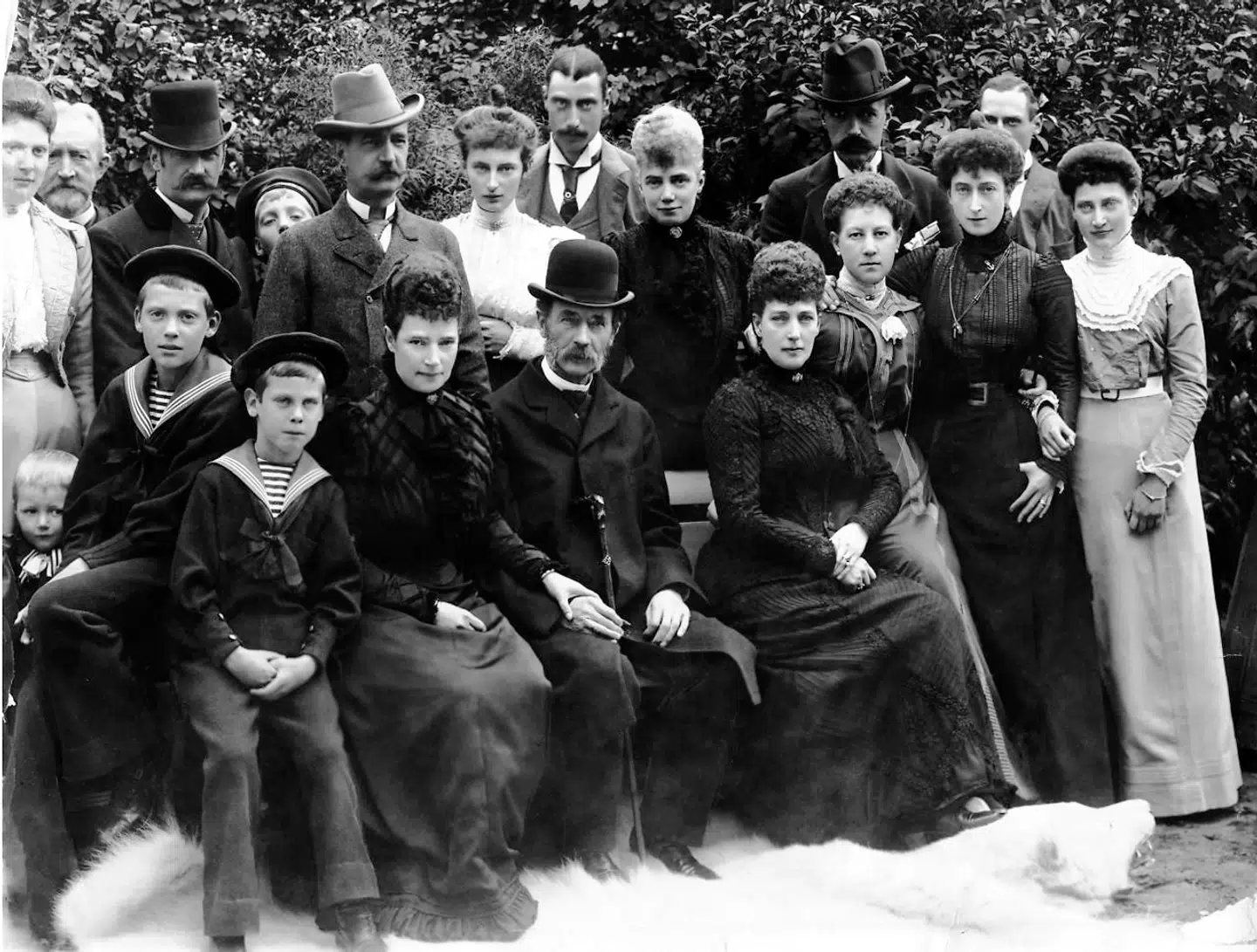 Kong Christian IX blev kendt som Europas svigerfar. Her er den senere Frederik VIII og kong Georg I af Grækenland, dronning kejserinde Dagmar af Rusland (tv.) holder i hånden og dronning Alexandra af England (8th) med døtrene Mud og Victoria (th.), bagved ses Christian X med Alexandrine (tv.) og prinsesse Thyra (im).