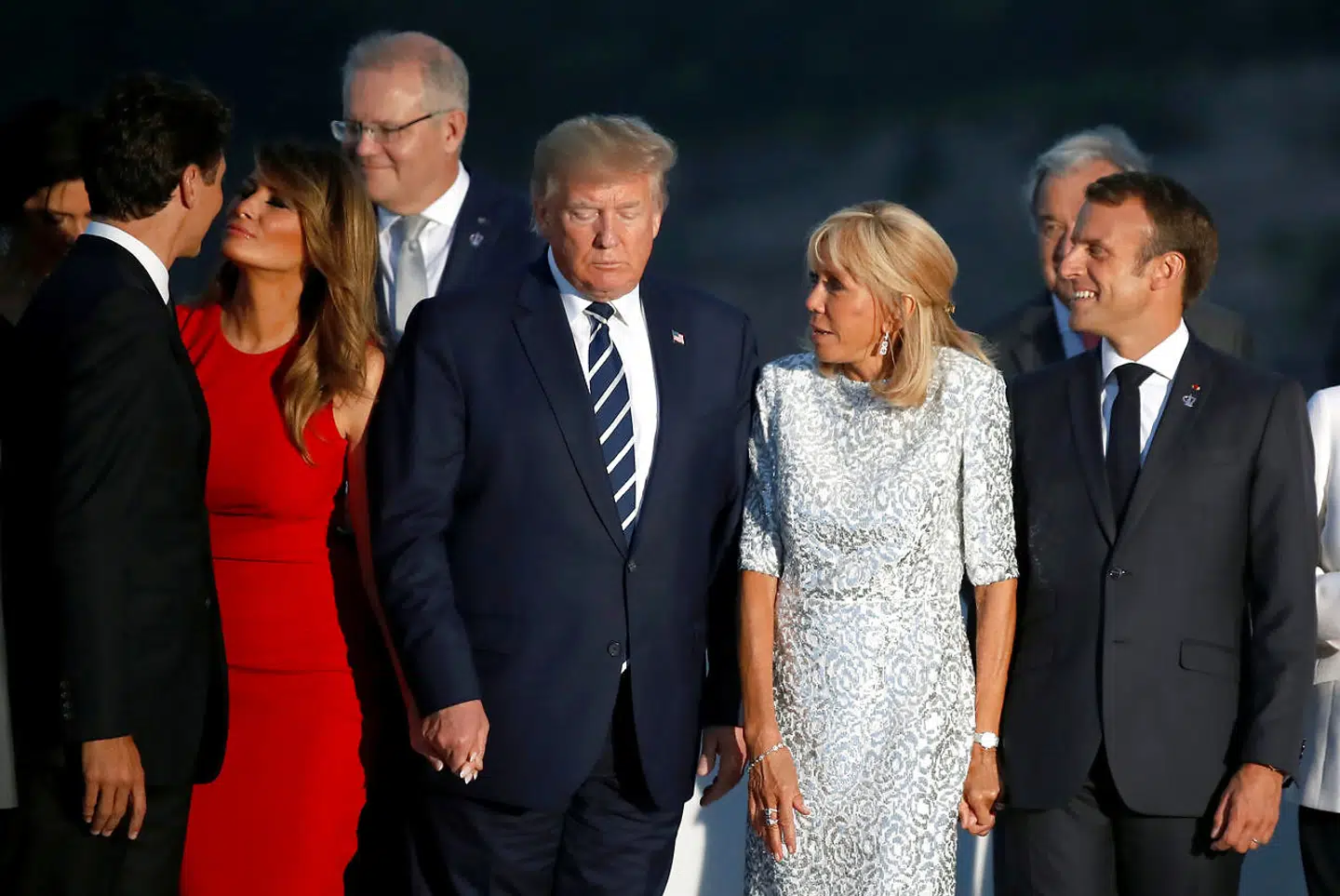 Dette billede af verdens ledere og deres respektive partnere fra weekendens G7-topmøde i Frankrig har fået stor opmærksomhed på sociale medier.
