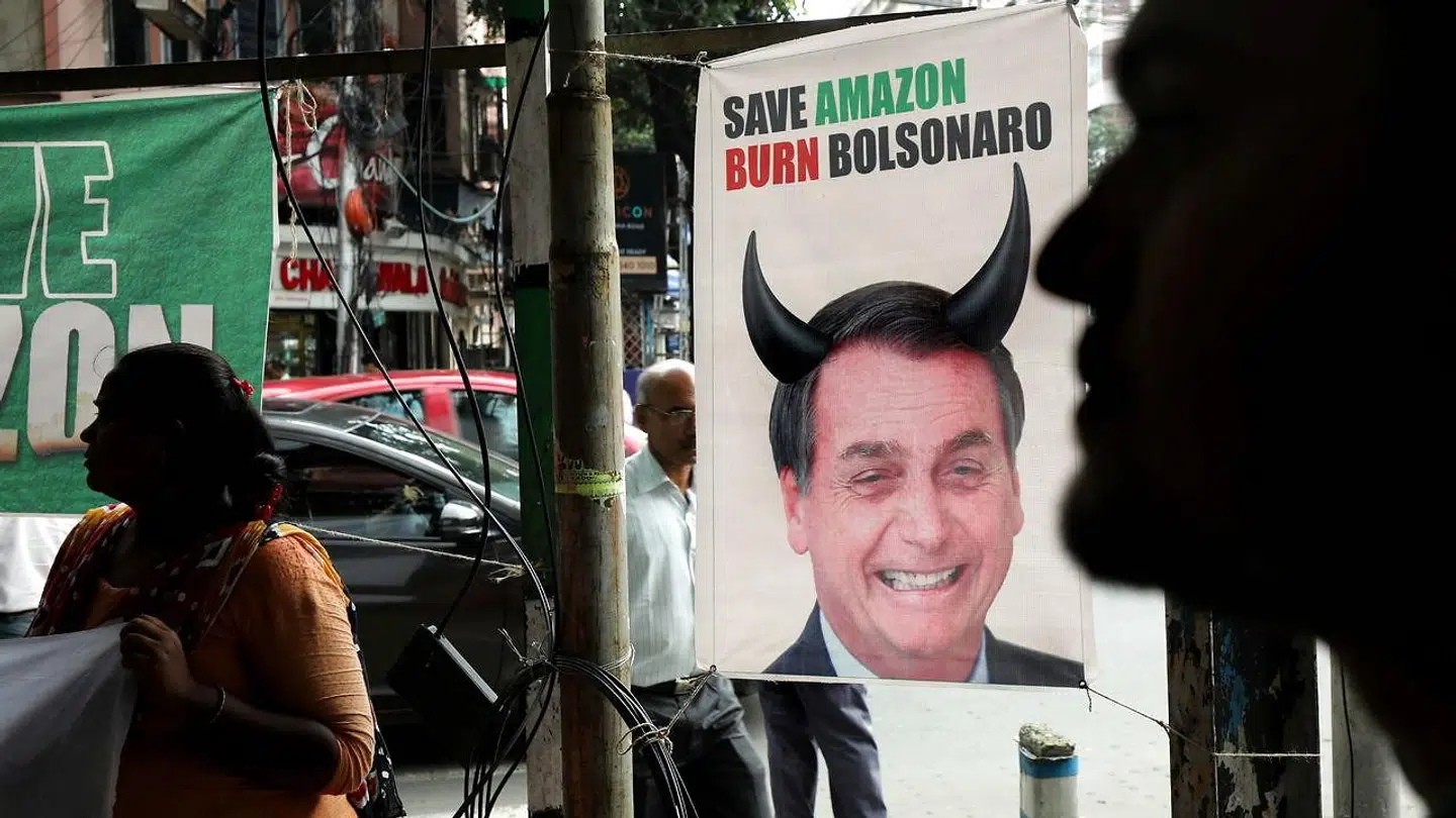 Her ses en plakat med teksten 'Red Amazonas, brænd Bolsonaro' ved en demonstration foran den brasilianske ambassade i Indien.