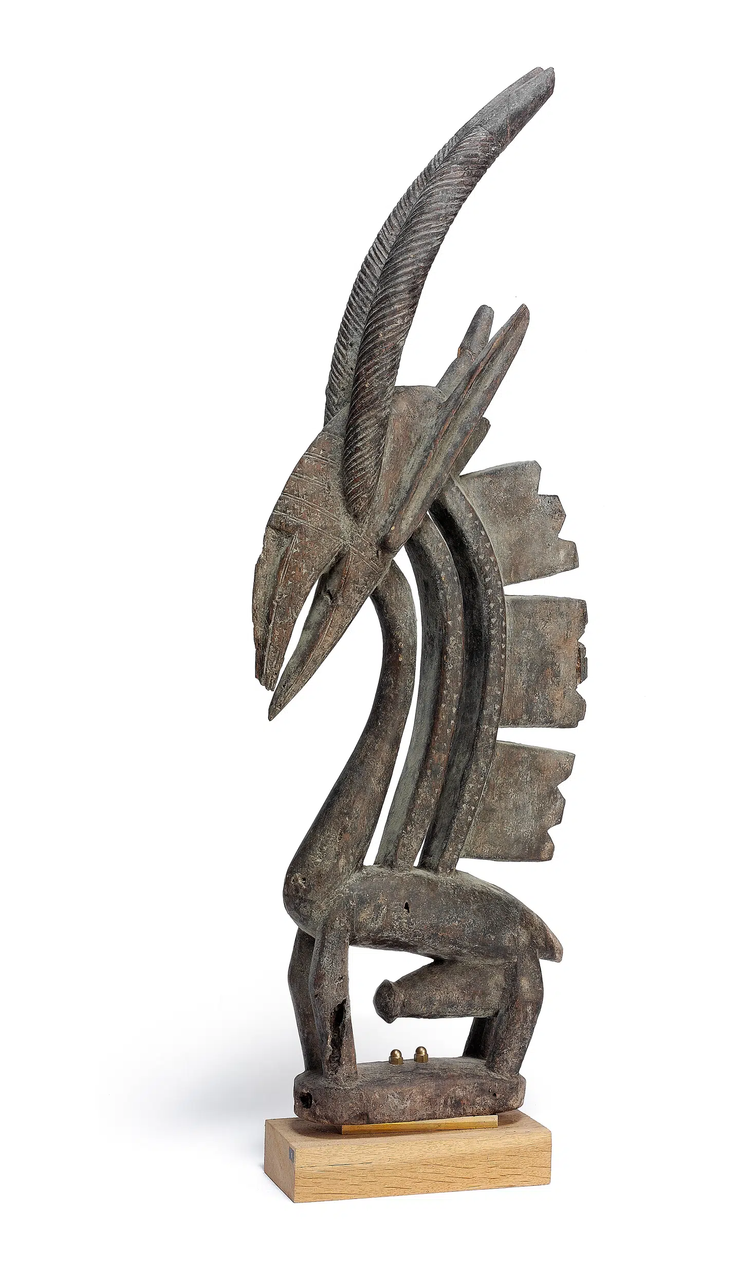 Genstand 52: 'Antilopeopsats af udskåret patineret træ monteret på base, Bambara stil. H. ex. stand 84 cm.'