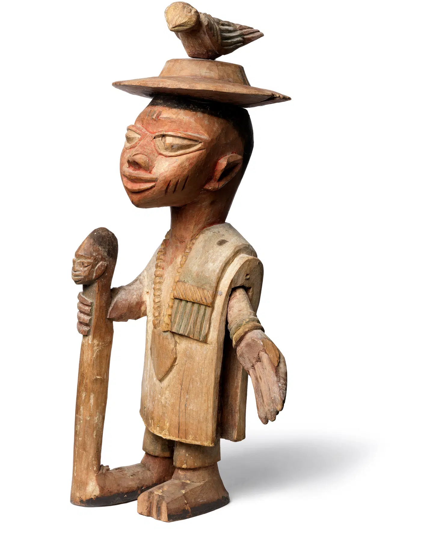 Genstand 46: 'Figur af udskåret patineret træ dekoreret med rød, sort og grøn pigment, løs arm. Yoruba, Nigeria. H. ca. 51 cm.'