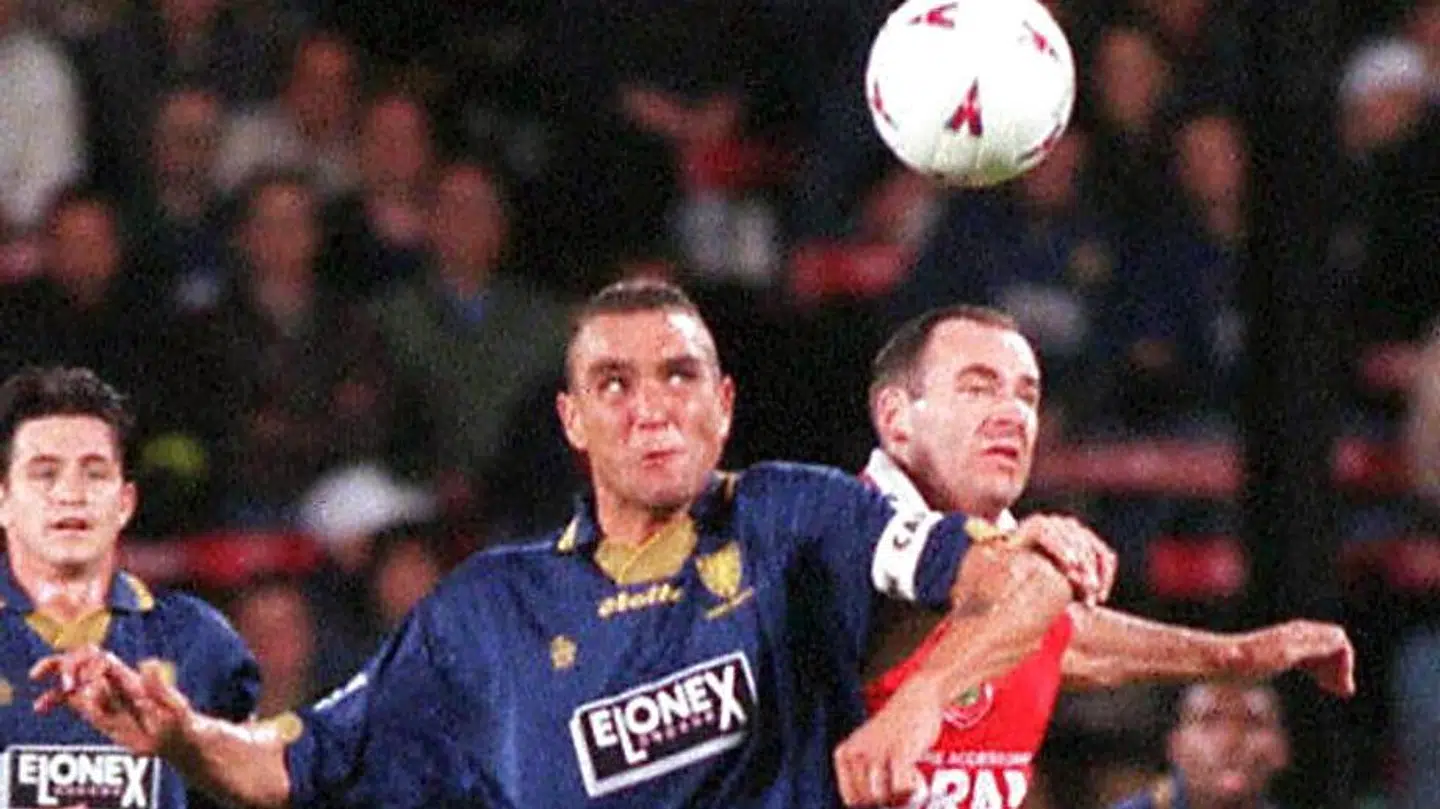 Vinnie Jones (tv.) i aktion for fodboldklubben Wimbledon.