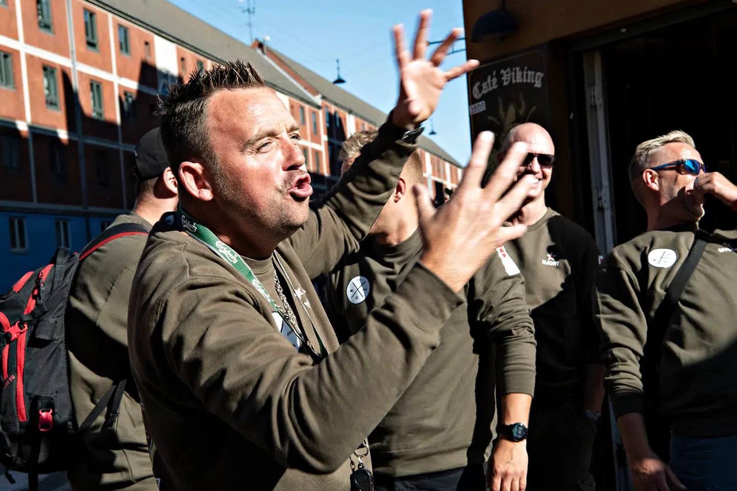 Alle adlyder Maler, når hans fløjte lyder. Og han er benhård: Kommer man for sent, giver man omgang til alle.