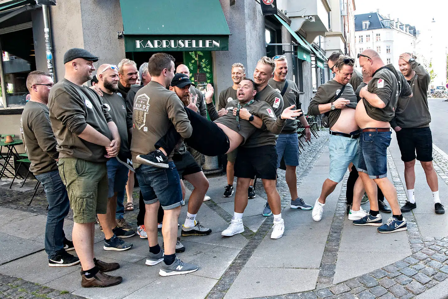 Karrusellen er ikke engang halvvejs på ruten, men her om eftermiddagen er drengene godt stive. Der er minimum en genstand pr. værtshus