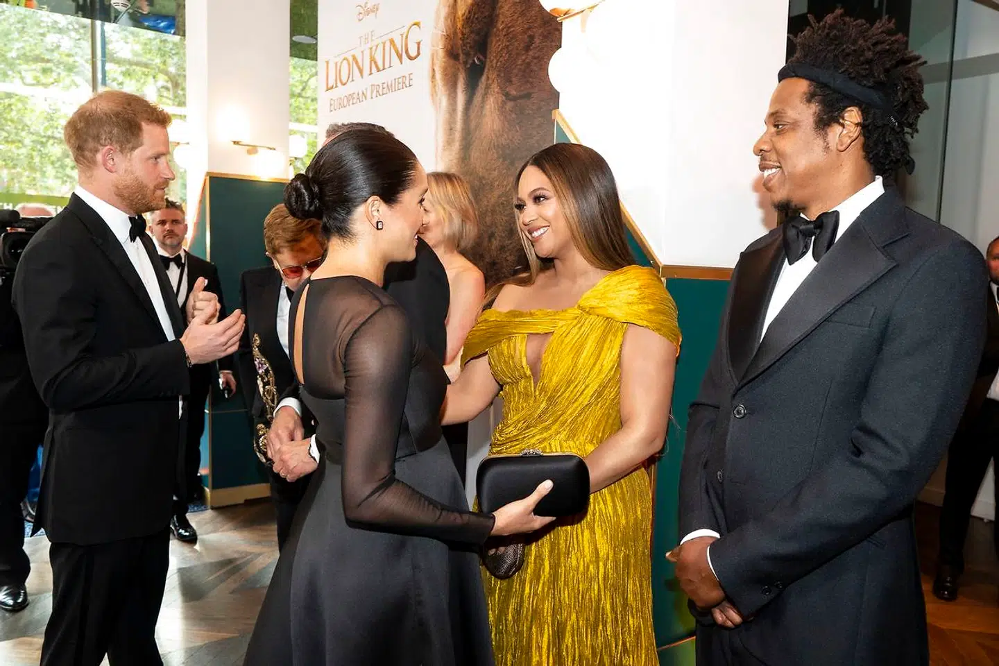 Harry og Meghan hilser på sangstjernen Beyoncé og hendes mand, rapperen Jay-Z i forbindelse med premieren til filmen Løvernes Konge i London midt i juli.