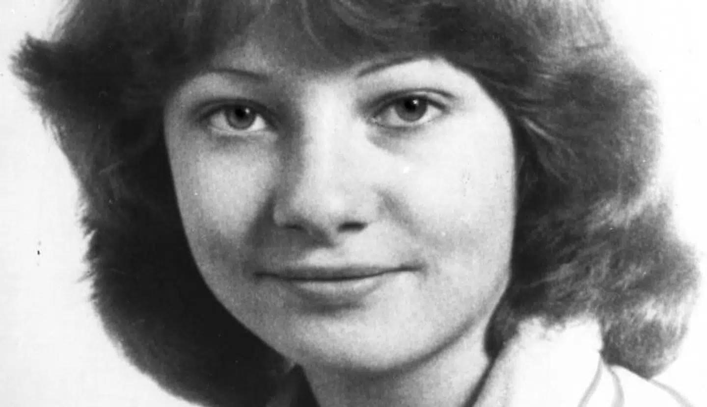 Gitte Thomsen, 16 år, elitegymnast og rytter. På vej hjem fra rideskole i Kolding 11. oktober 1979 bliver hun forsøgt voldtaget, og sexforbryderen kvæler hende med vat. Han kører liget 20 kilometer væk i bil, hvor et postbud finder pigen på en markvej næste dag.