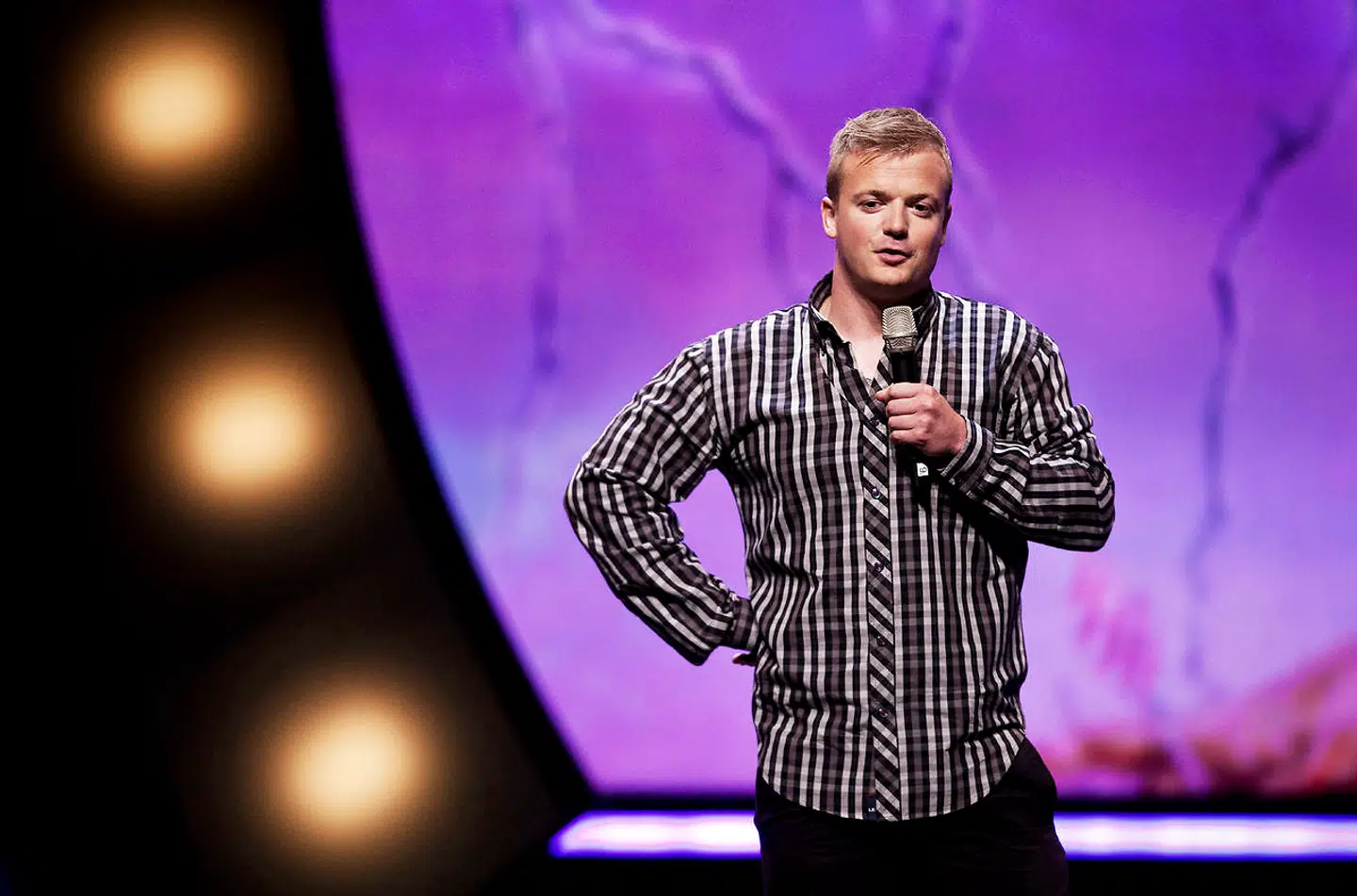 Tobias Dybvad på scenen ved Zulu Comedy Galla i 2012. Året før vandt han Talentprisen.