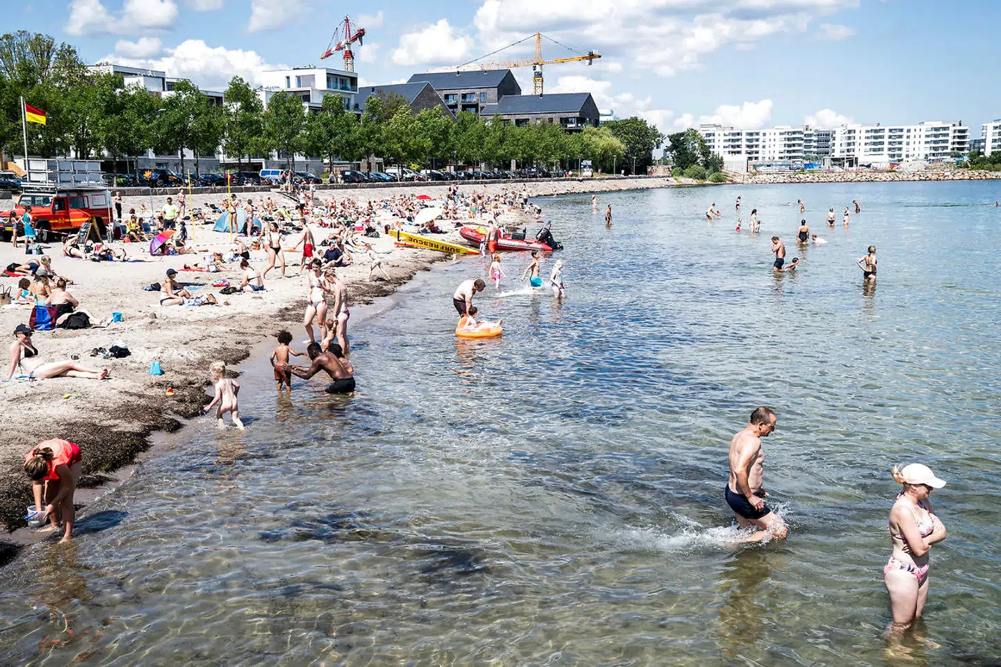 Søndag byder på perfekt strandvejr, lover DMI.