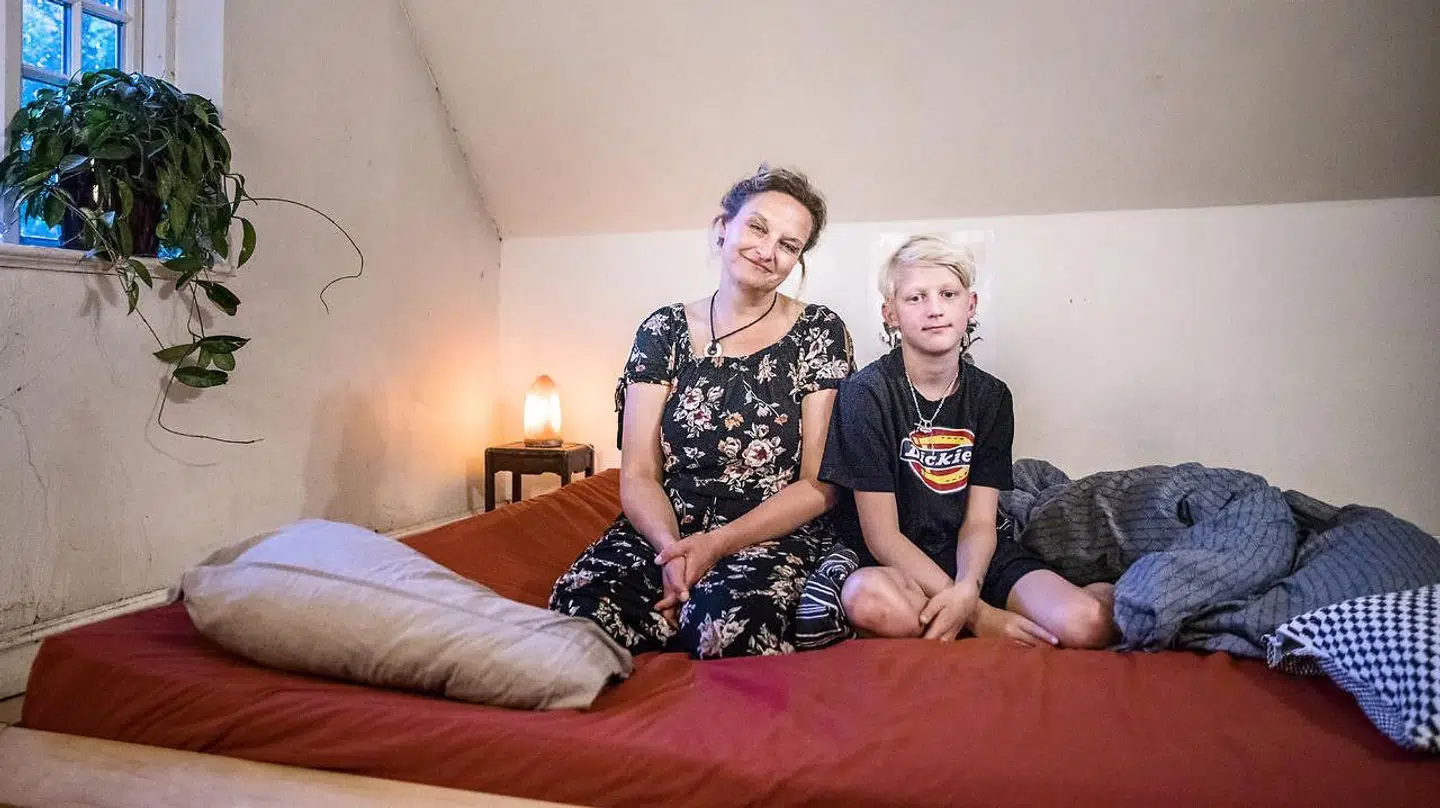 Karen Hedegaard Mortensen har fem børn med sin mand, Tyge. Alle børn har samsovet med deres forældre. Alle har deres egen seng, men for det meste sover de i sengen, som Karen har lavet. Her ses Karen med sin søn Anders i deres hjem i Rudme på Fyn.