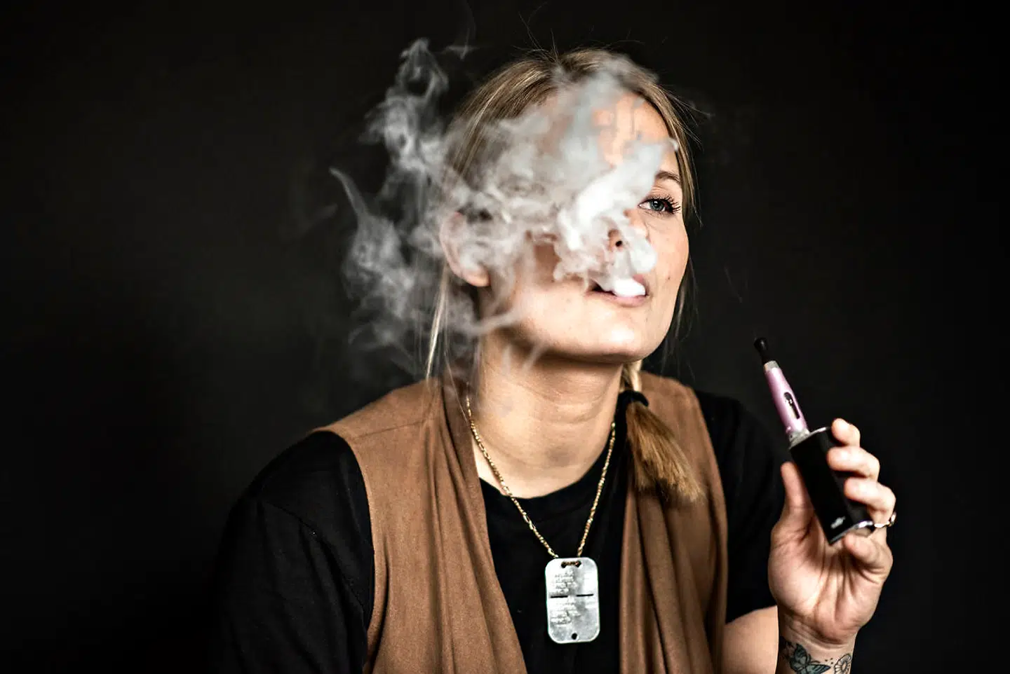 Der har været meget debat om e-cigaretter i Danmark. Modstandere er bekymrede, fordi vi ikke kender de langsigtede konsekvenser af brugen, mens fortalere argumentere for, at e-cigaretterne hjælper mange til at holde op med at ryge cigaretter.