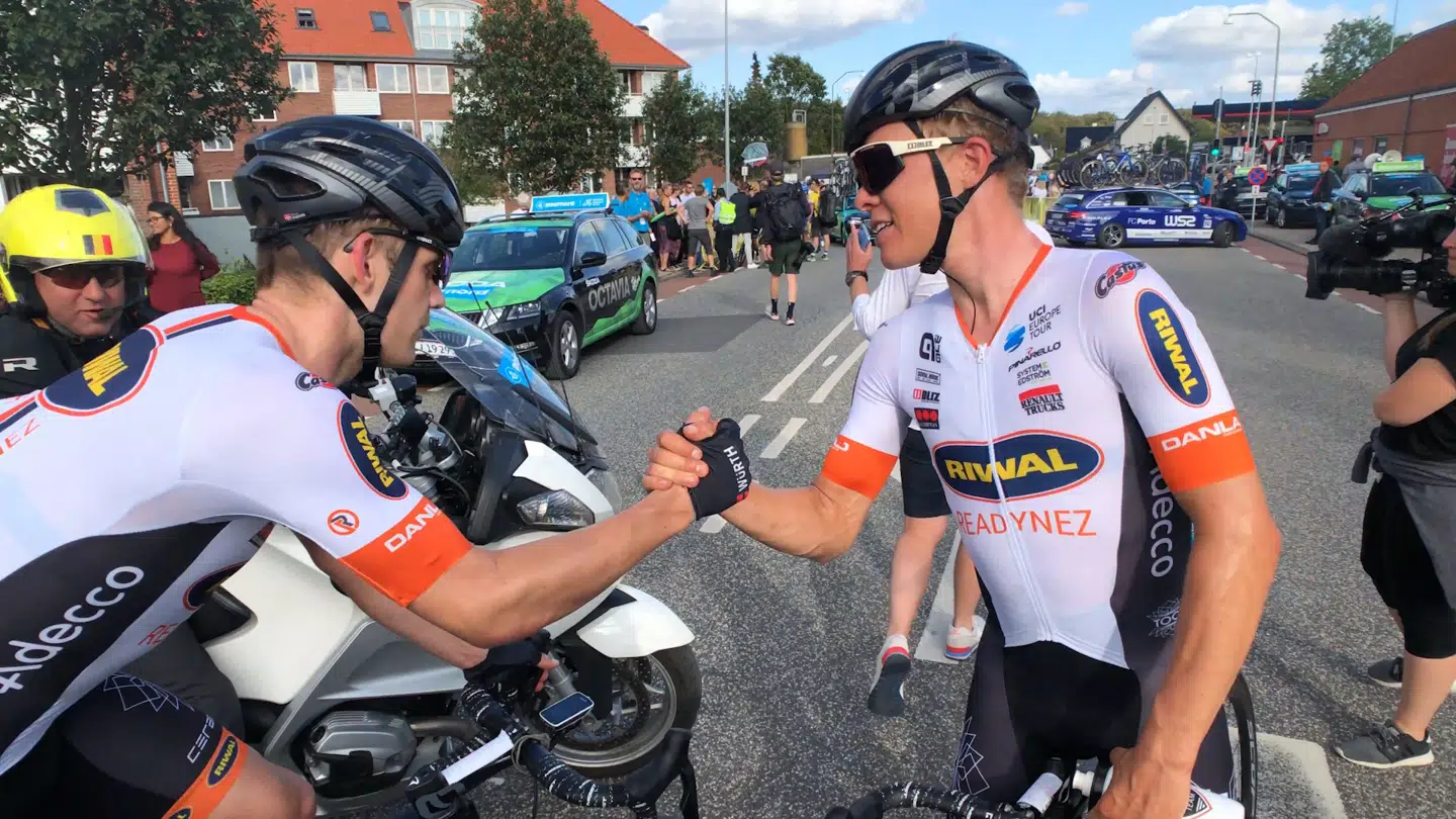 Rasmus Quaade og holdkammeraten Emil Vinjebo efter etapen.