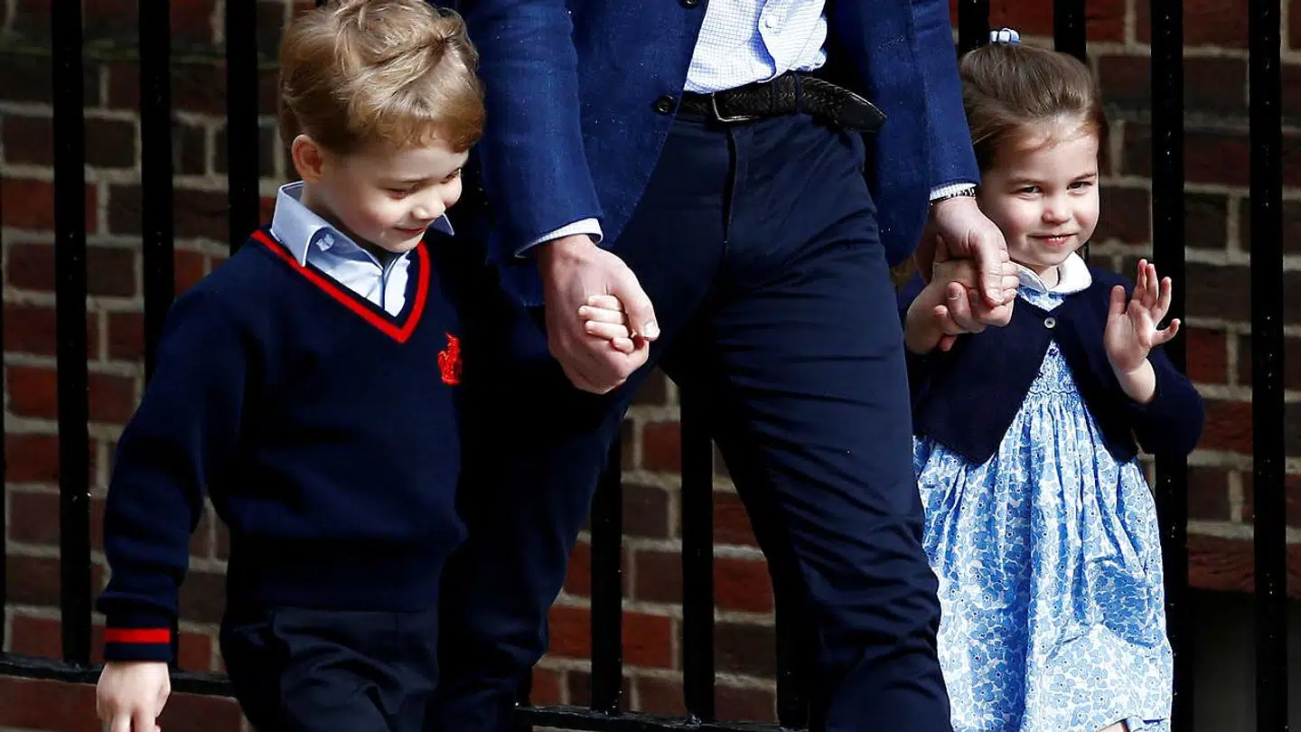 Prins George sammen med sin søster, prinsesse Charlotte. Prins George går på privatskole i London.