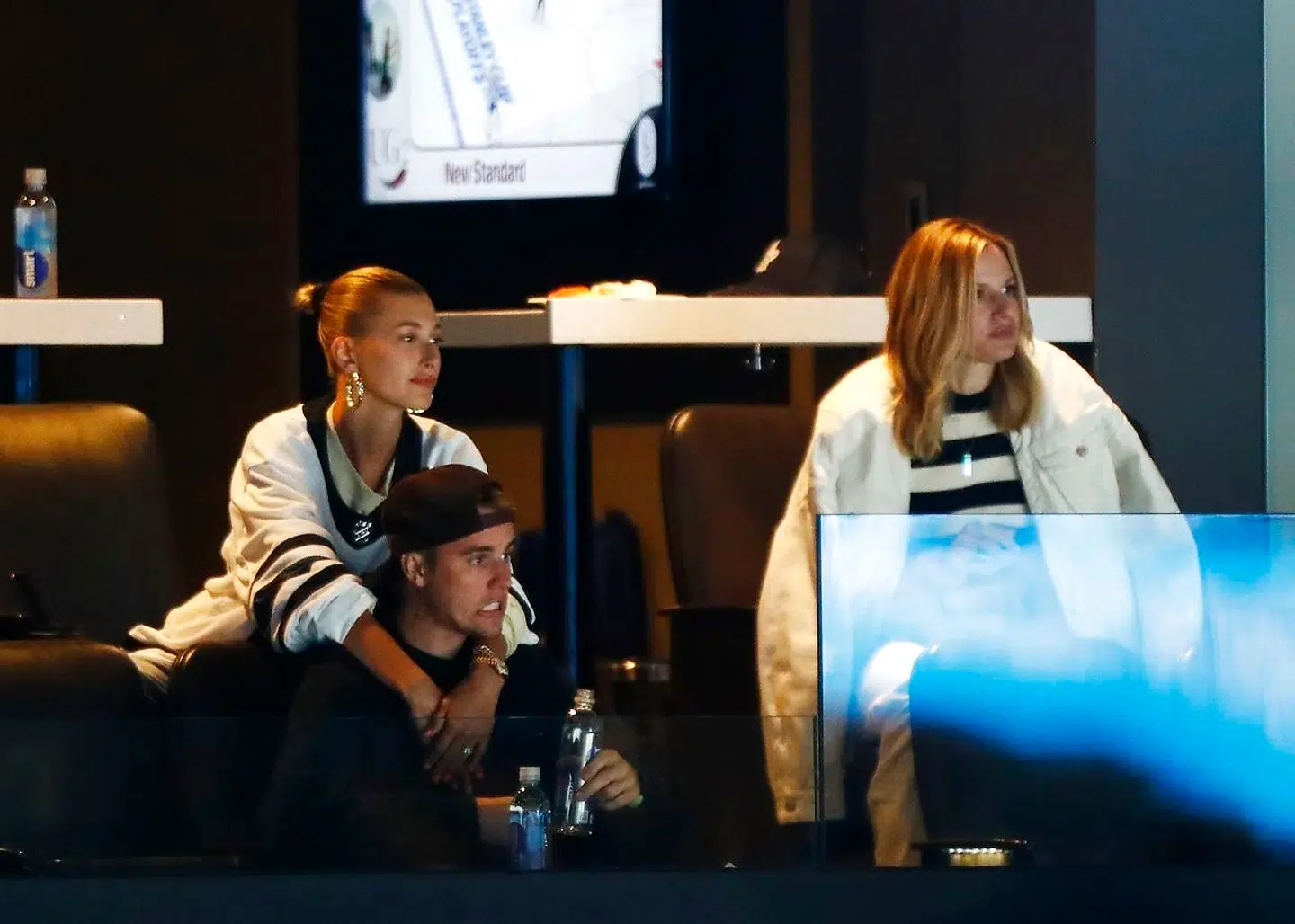Justin og Hailey Bieber til en NHL-kamp i Boston, Massachusetts.