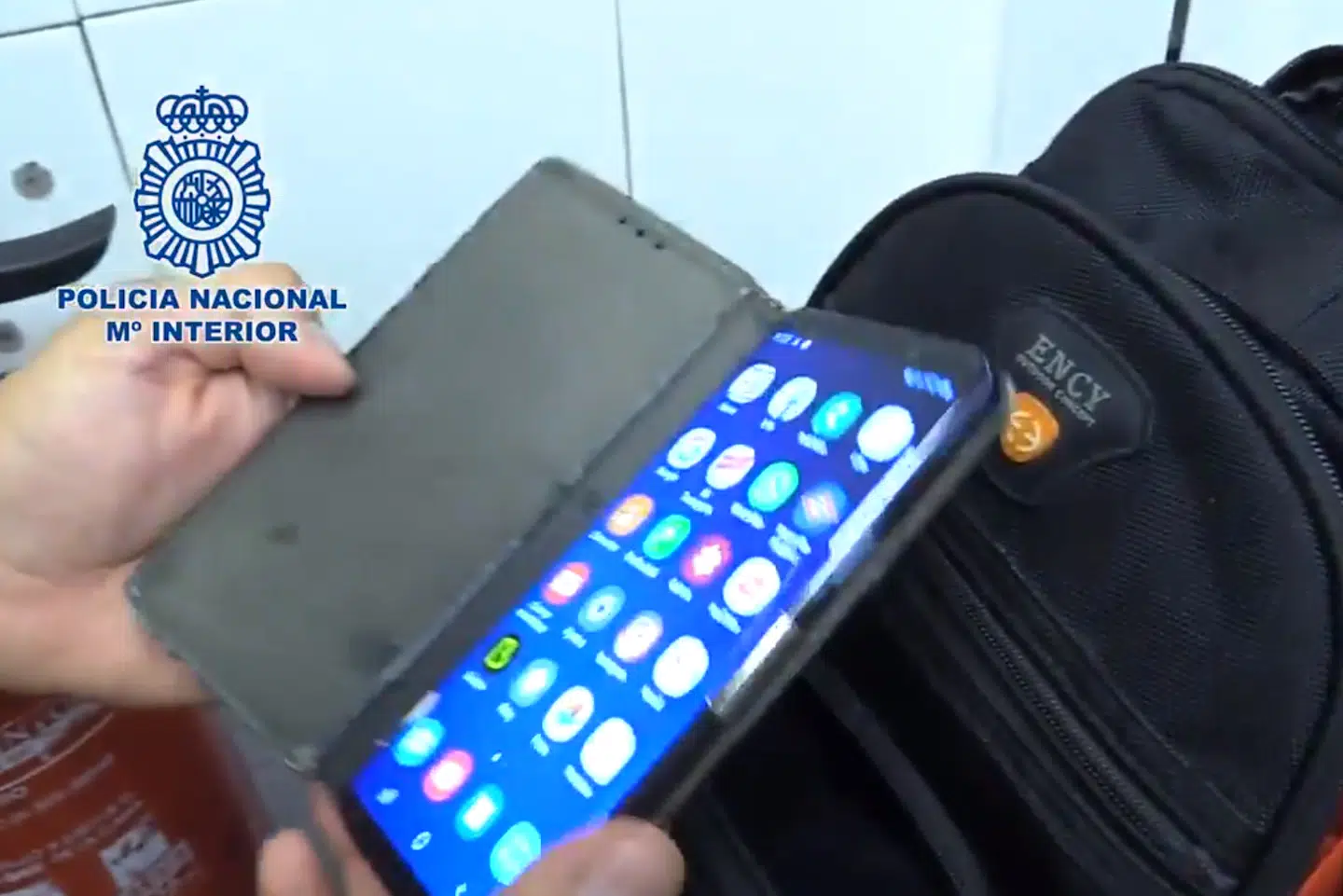 Mandens mobiltelefon og den rygsæk, den blev gemt i.