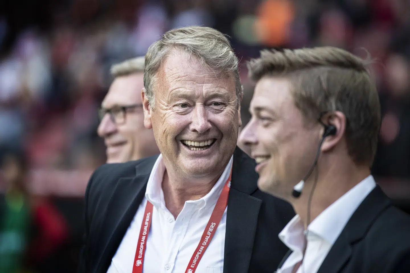Åge Hareide (til venstre) er blevet opereret i knæet og har fået infektion. Det betyder, at assistenten Jon Dahl Tomasson (til højre) præsenterer den kommende trup. Liselotte Sabroe/Ritzau Scanpix