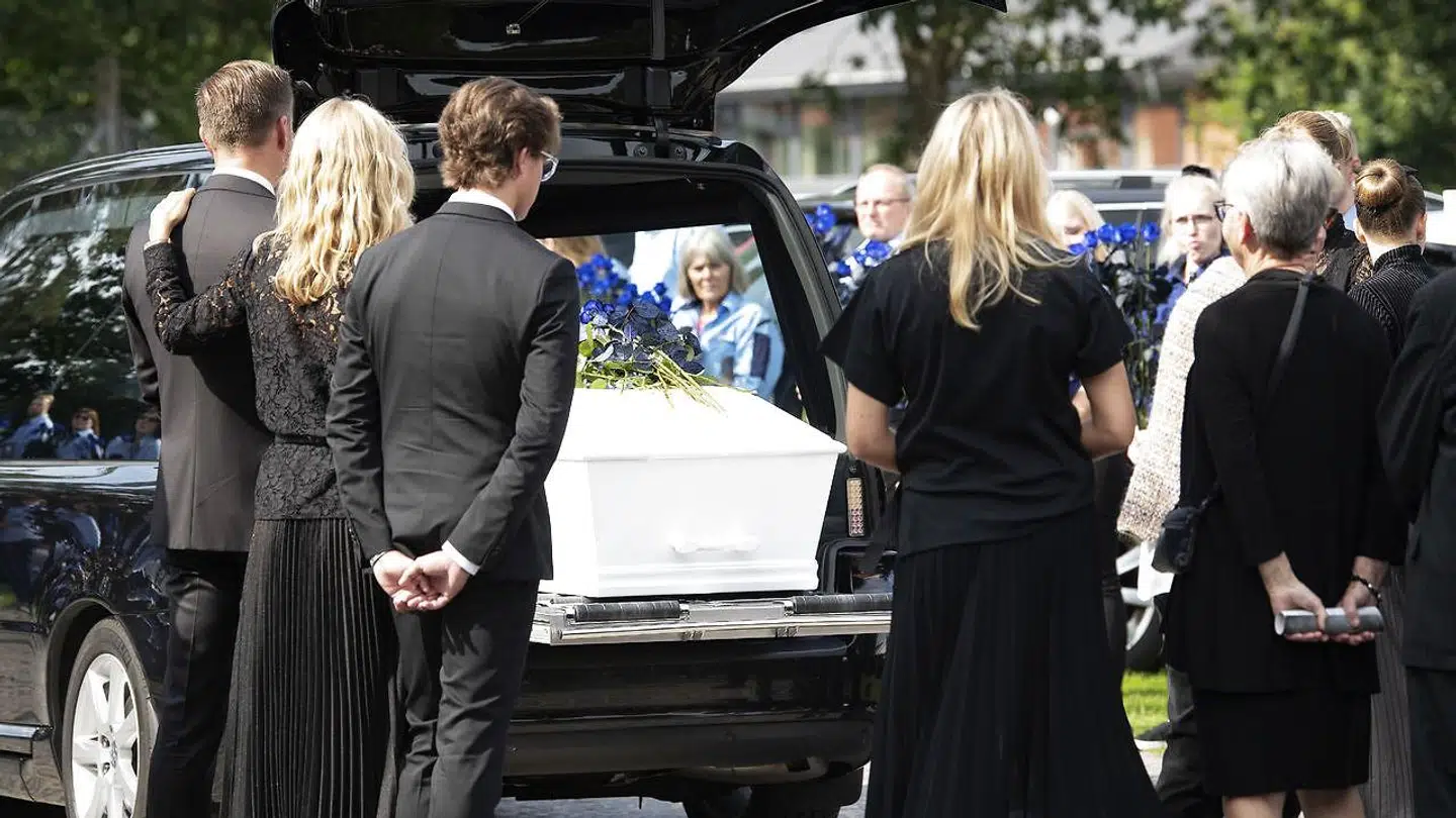 Familie, venner, ansatte og mange andre var torsdag til stede, da Lars Larsen blev bisat fra Svejbæk Kirke i Silkeborg.