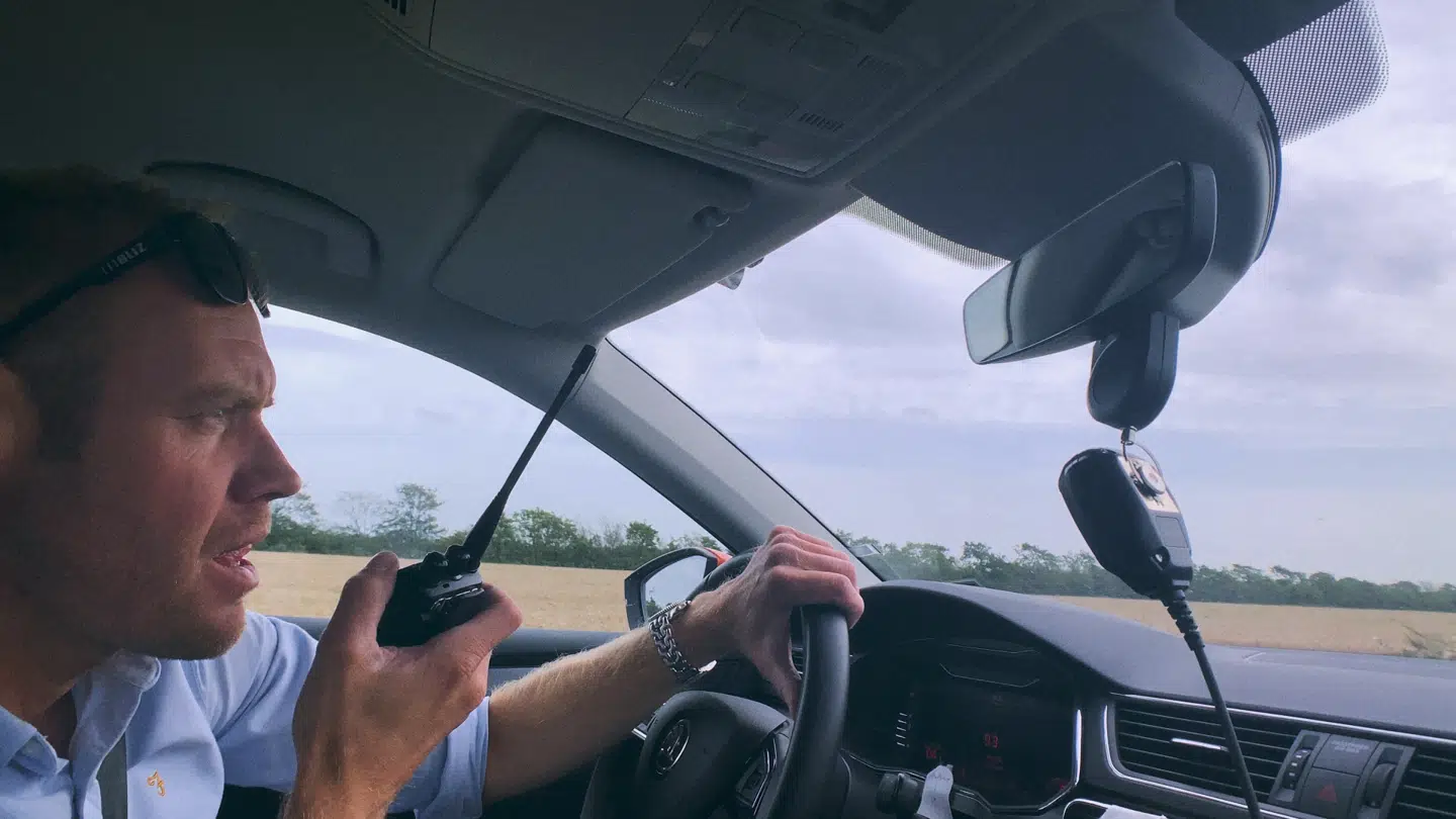 Sportsdirektør Michael Blaudzun taler for døve ører, da Quaades radio ikke virker.